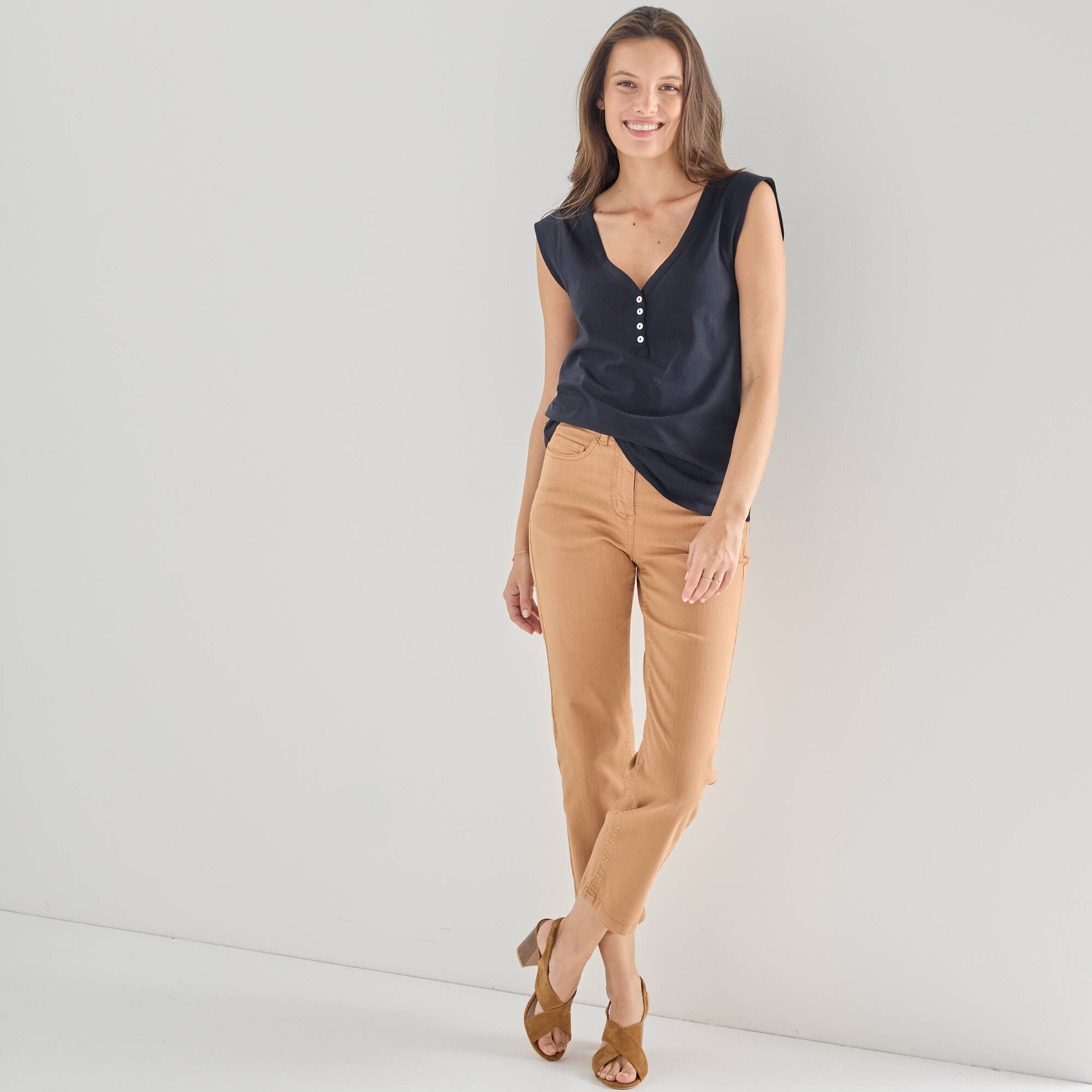 Débardeur col V, détail dos broderie anglaise