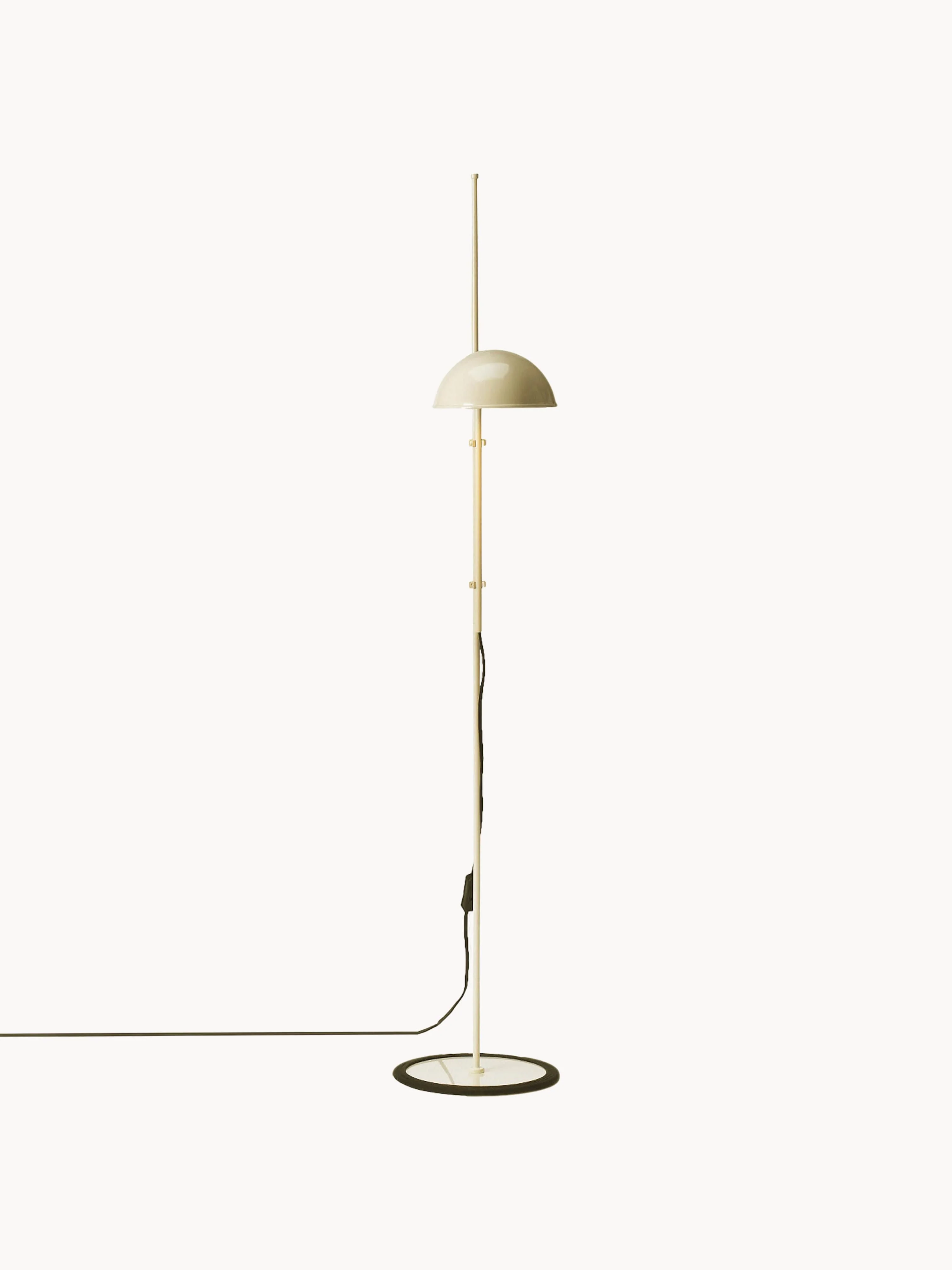 Kleine Stehlampe Funiculí mit verstellbarem Lampenschirm