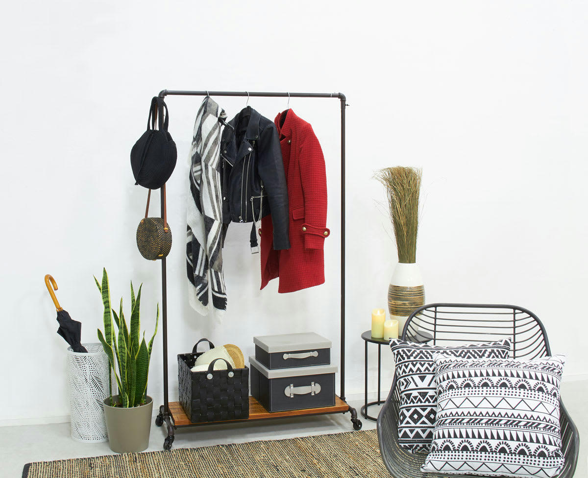 - Portant à roulette en métal et bois vieilli