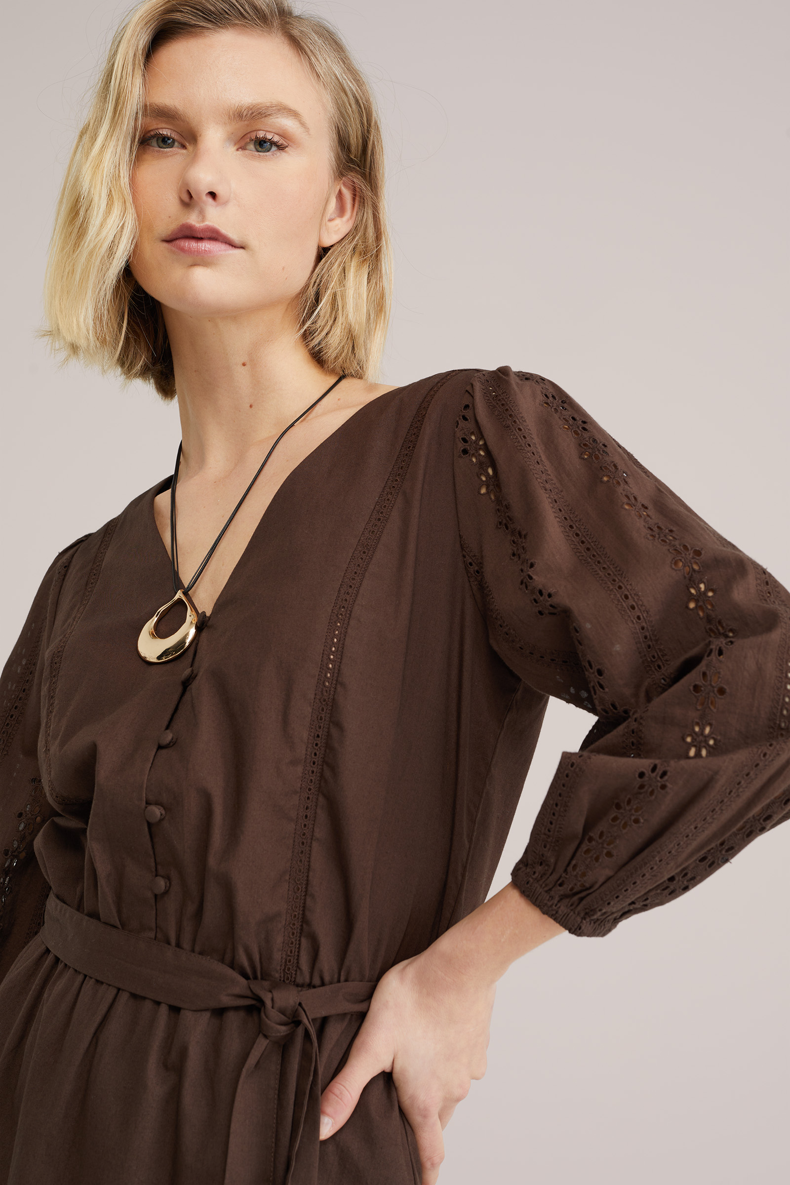 Dames midi jurk met broderie anglaise