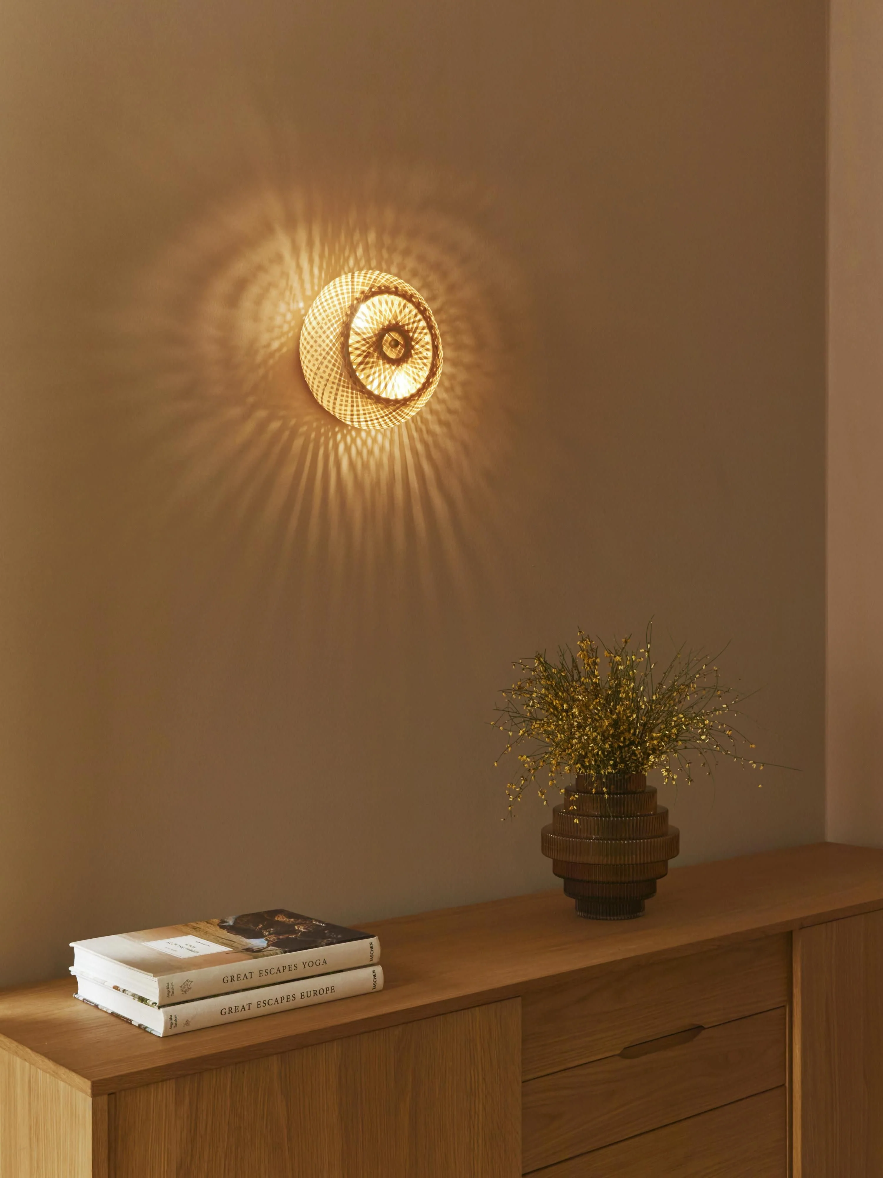 Design-Wandleuchte Evelyn aus Bambus, naturbelassen