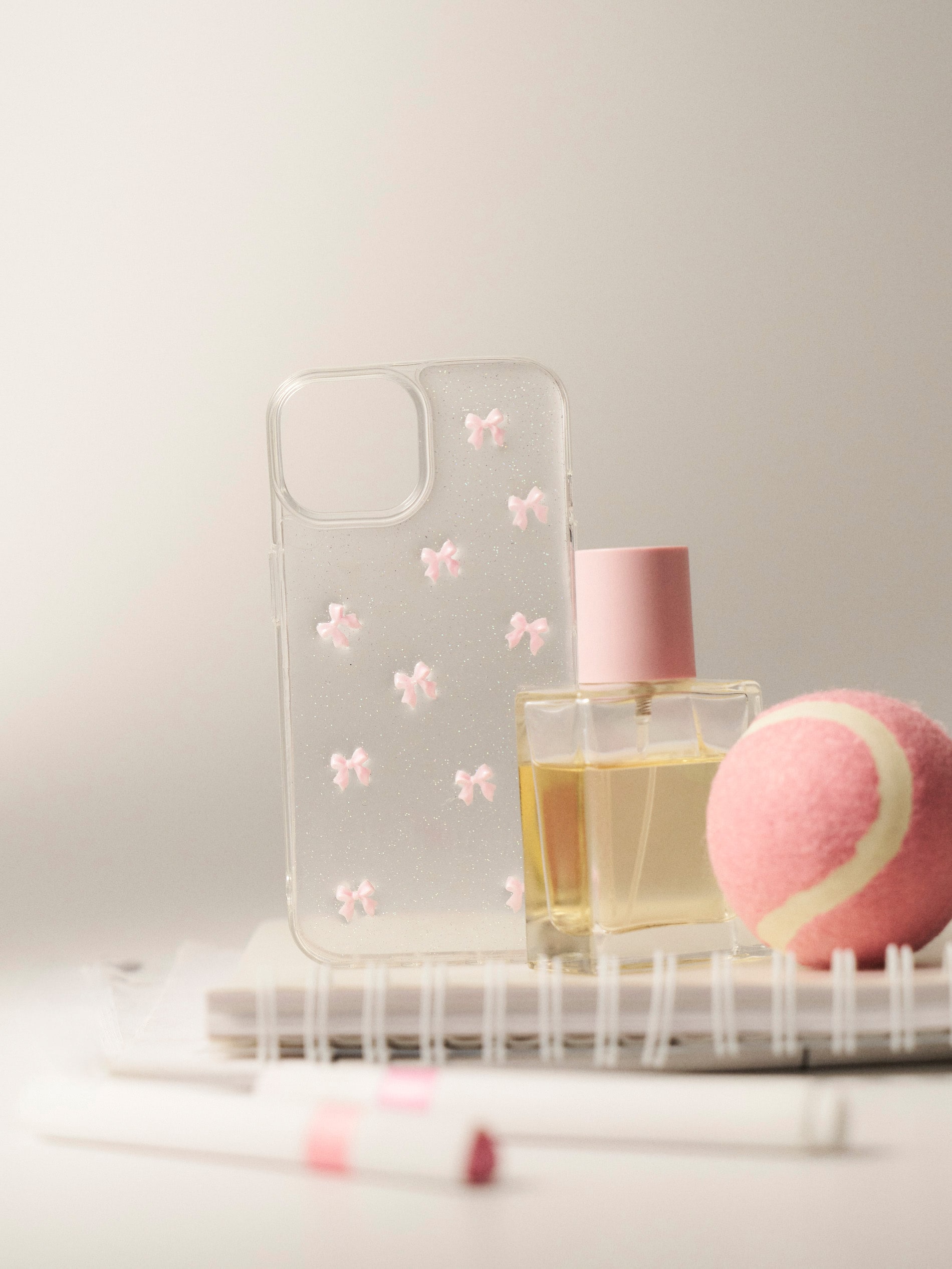 Etui na iPhone 15 z motywem kokard