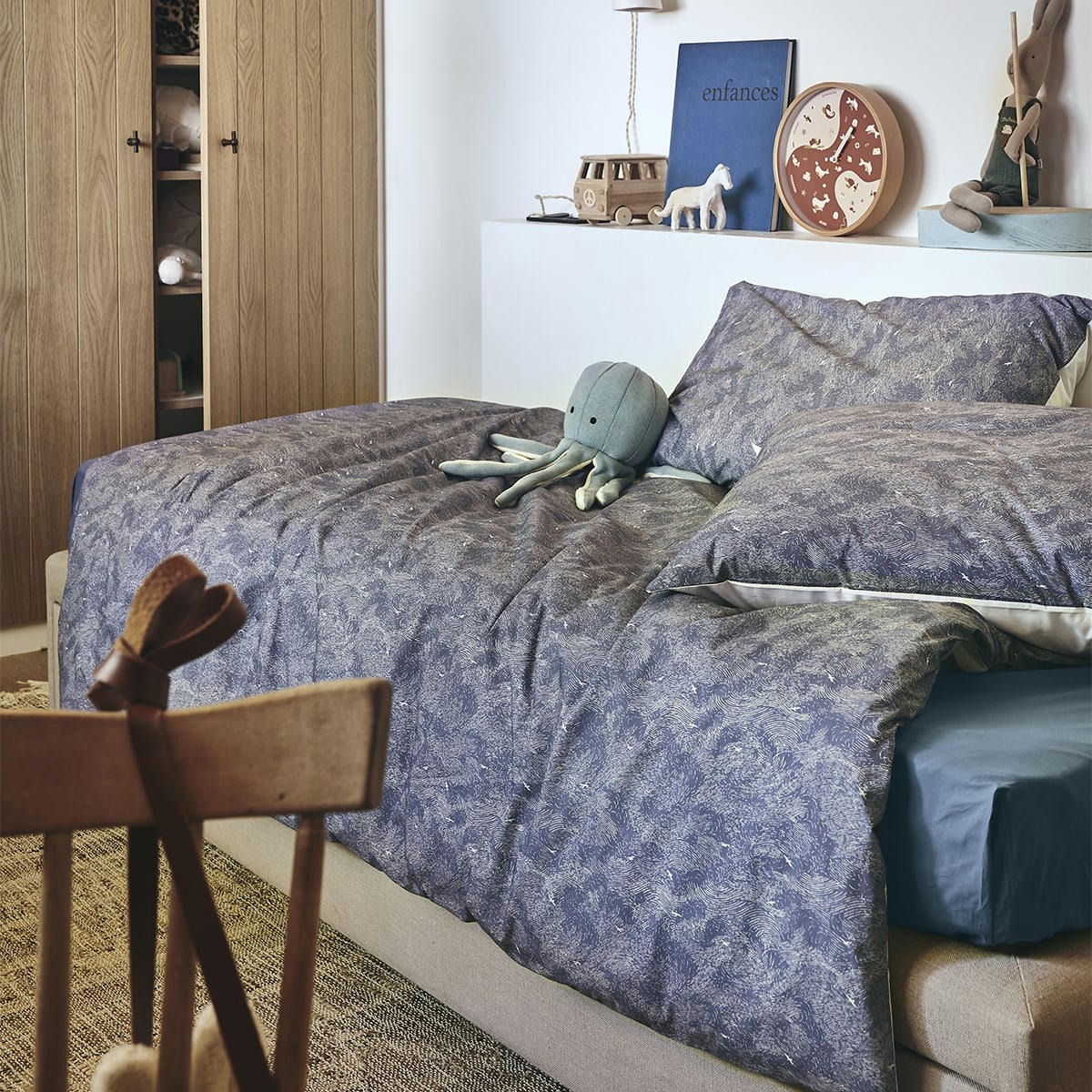 EMBRUNS BASQUE - Parure de lit unie en coton bleu 140x200