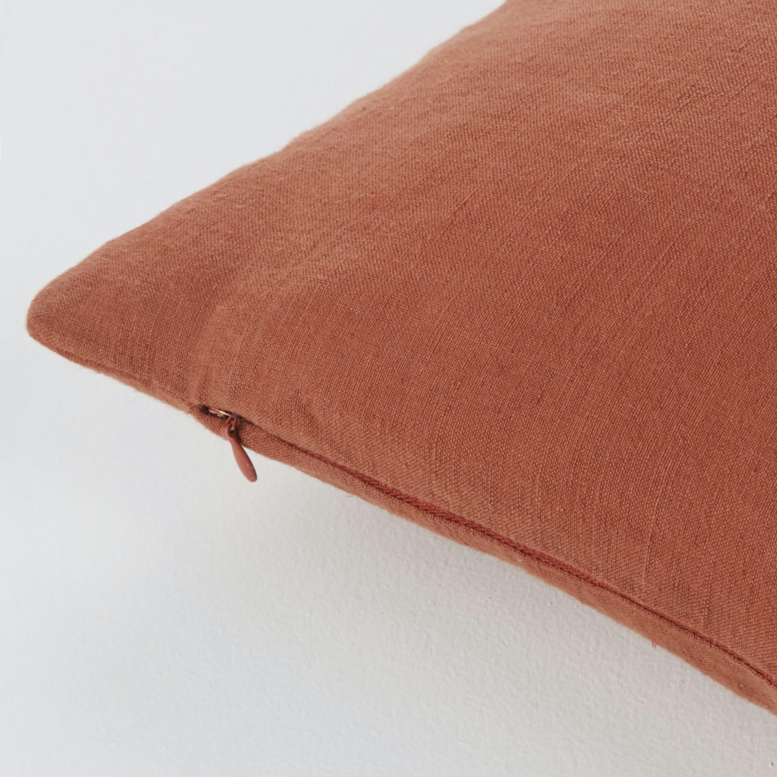 ARTHUR - Coussin en coton et lin imprimé écru, bleu et marron 45x45