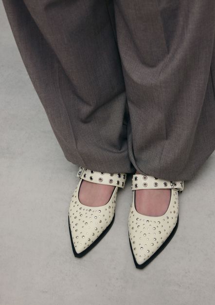 Off white leren slingbacks met studs en gesp