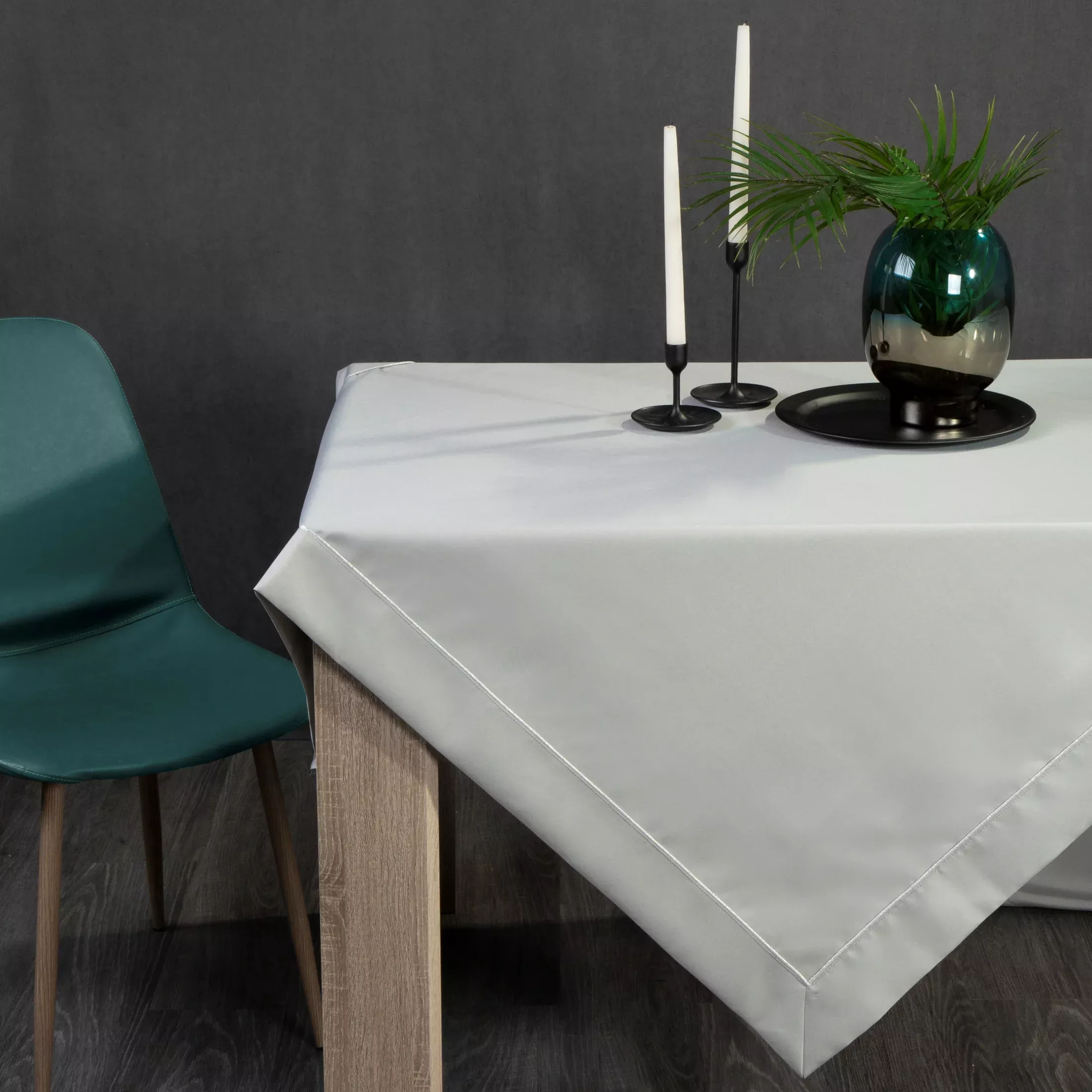 Obrus jasnoszary 145x300 cm KARIN z ozdobną listwą oraz delikatną wypustką w eleganckim opakowaniu