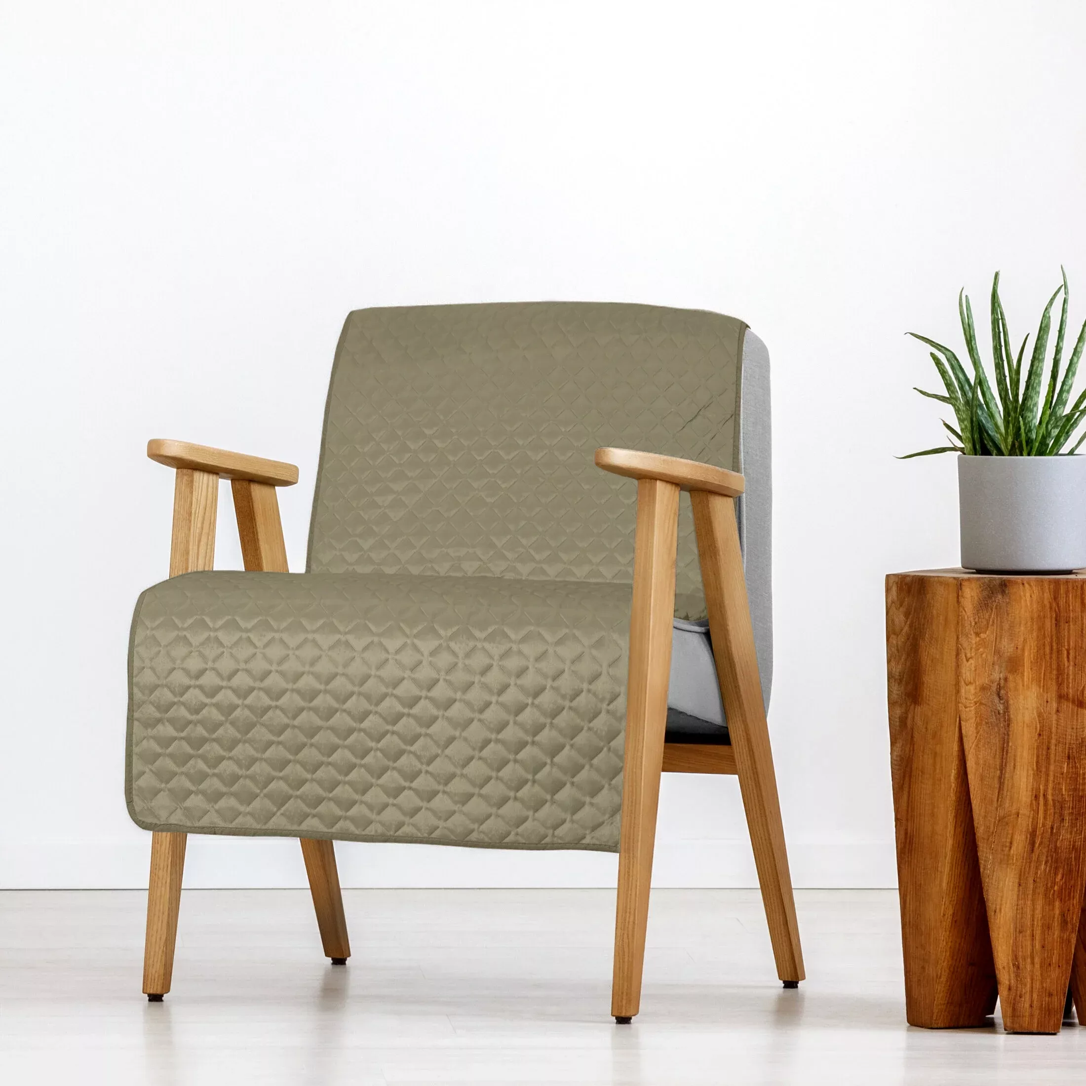 Narzuta welwetowa na fotel ciemnobeżowa 70x160 cm pikowana w geometryczny wzór metodą hot press DIMON