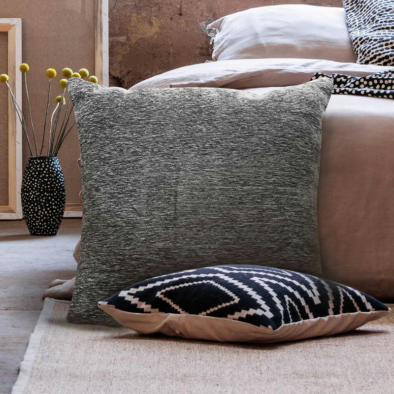 INTENSE - Coussin texturé vintage noir cendré 70x70