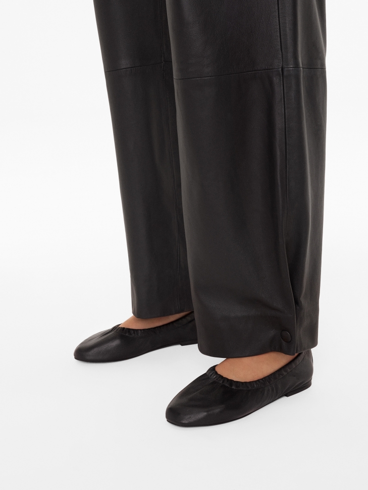 Ladies’ black ballerinas with an elastic band