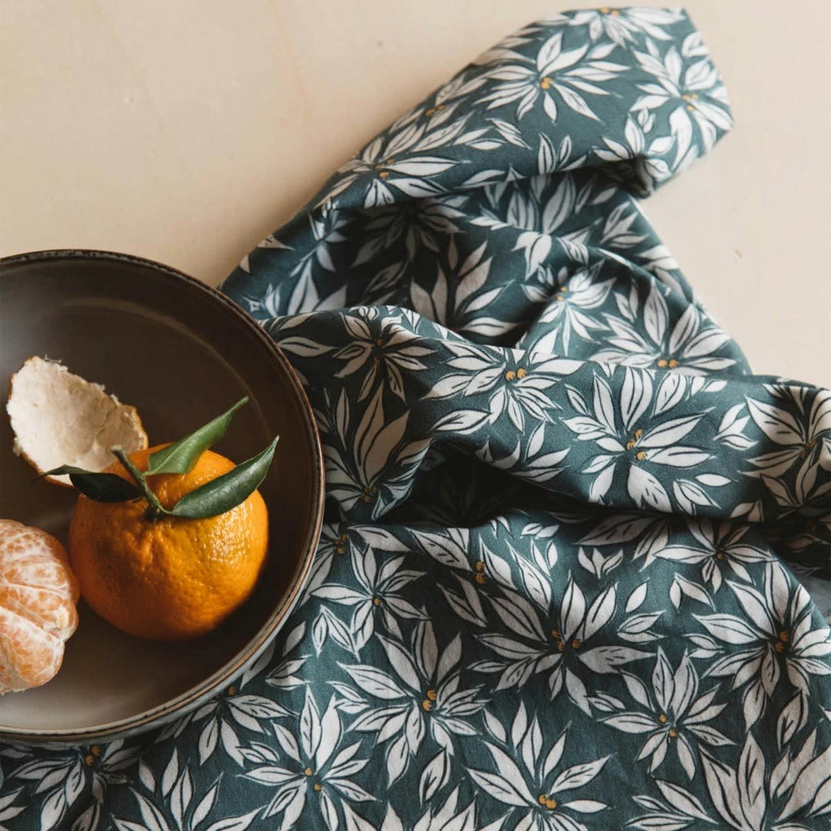 LA CABANE - Torchon en coton imprimé feuille Bleue 45x70