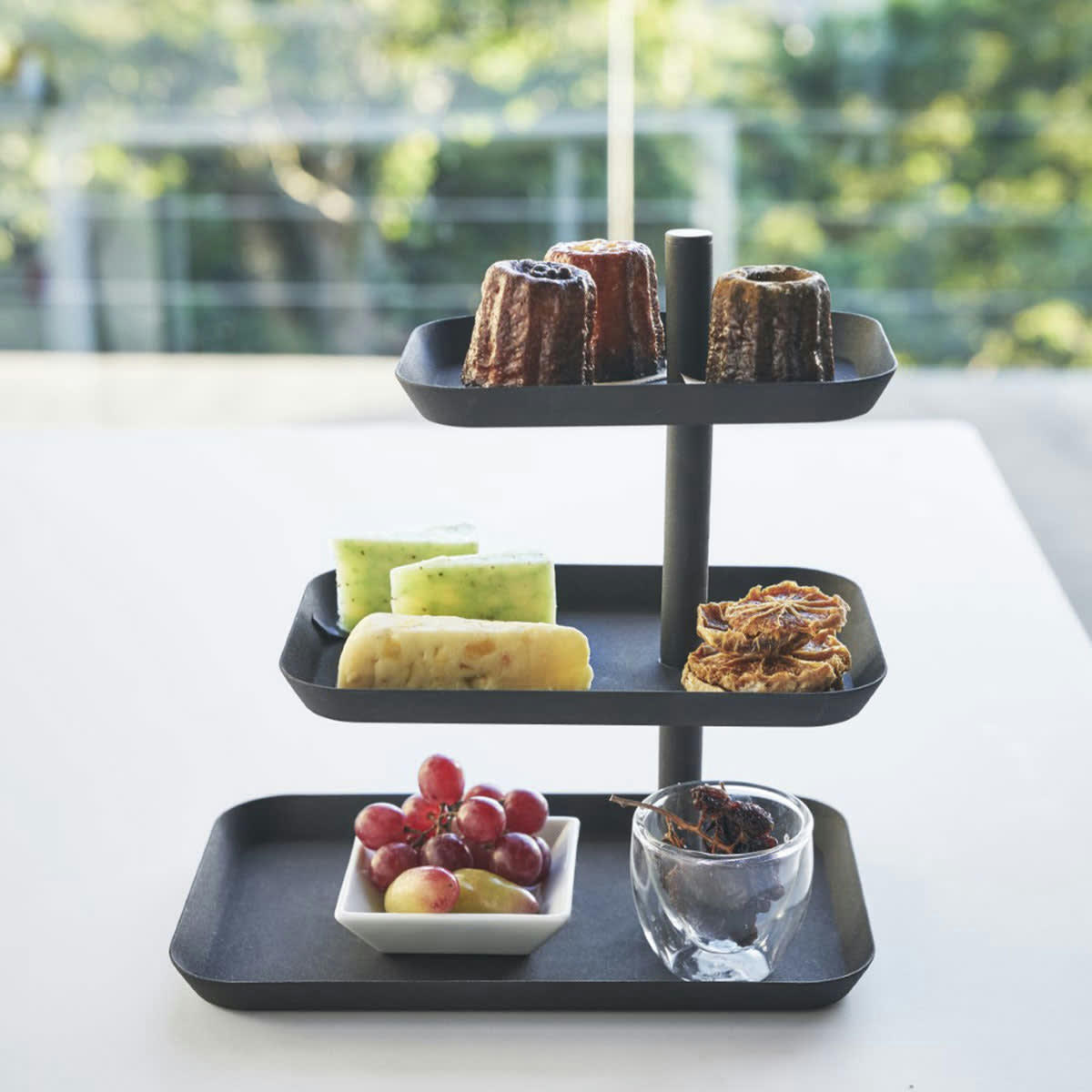 - Plateau de service 3 étages en acier noir Yamazaki