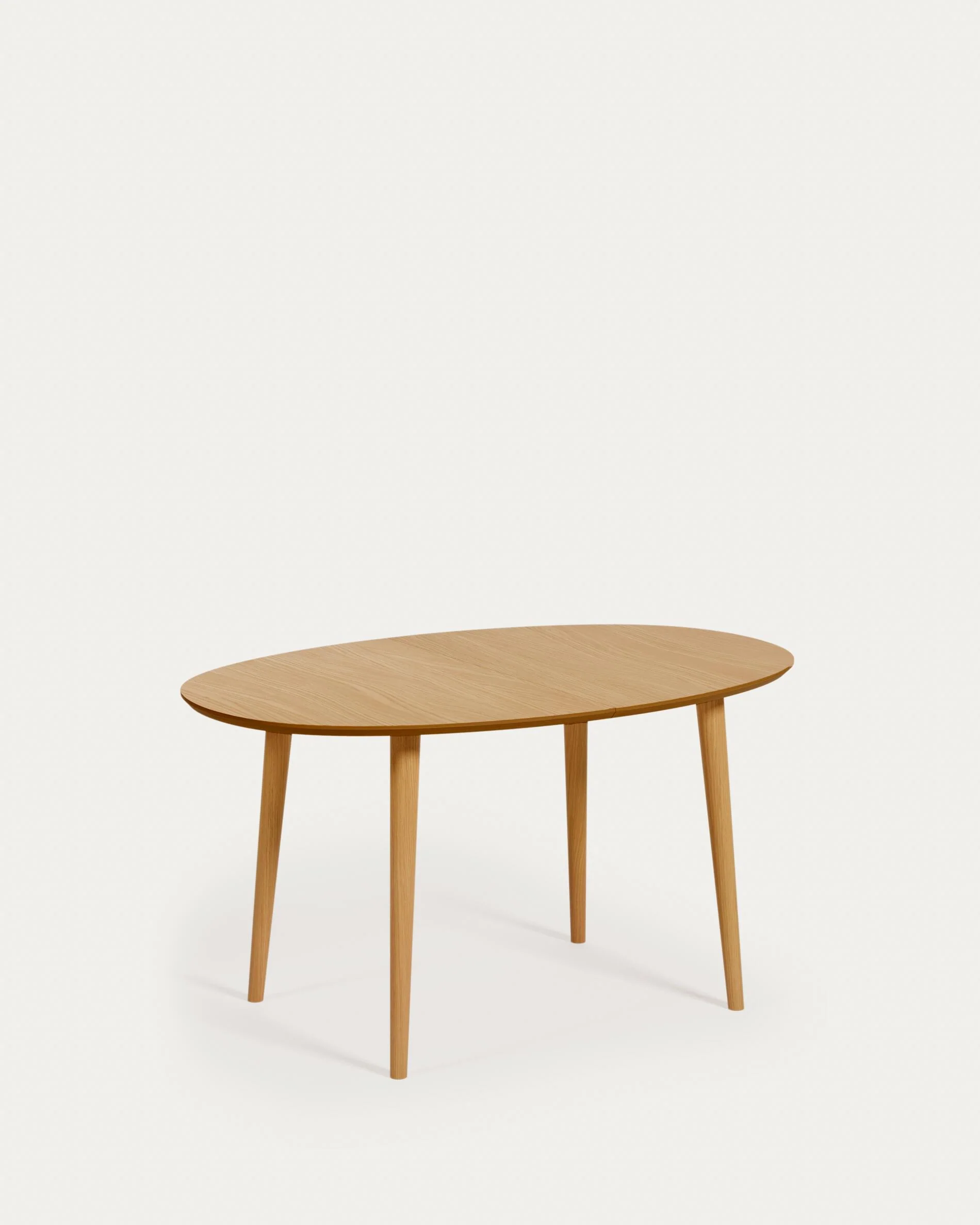 Oqui extendable oval table with an oak veneer and solid wood legs, Ø 140 (220) x 90 cm