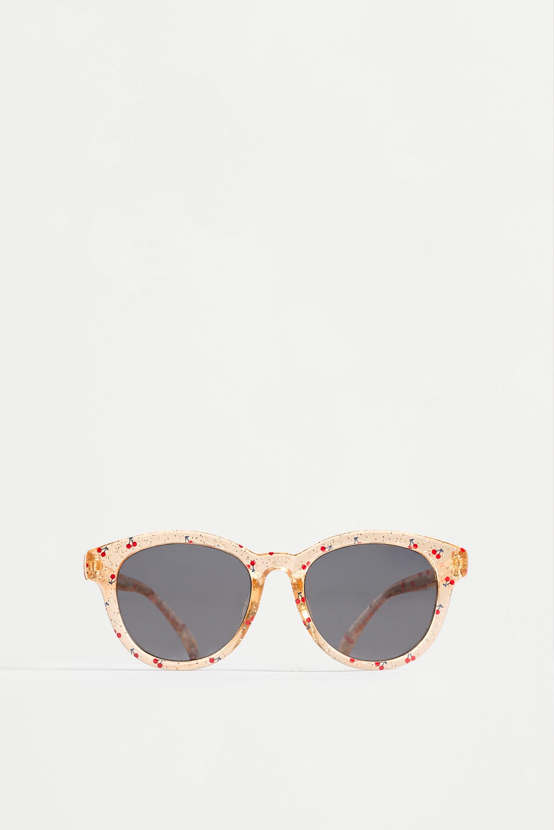 Gafas transparentes cerezas