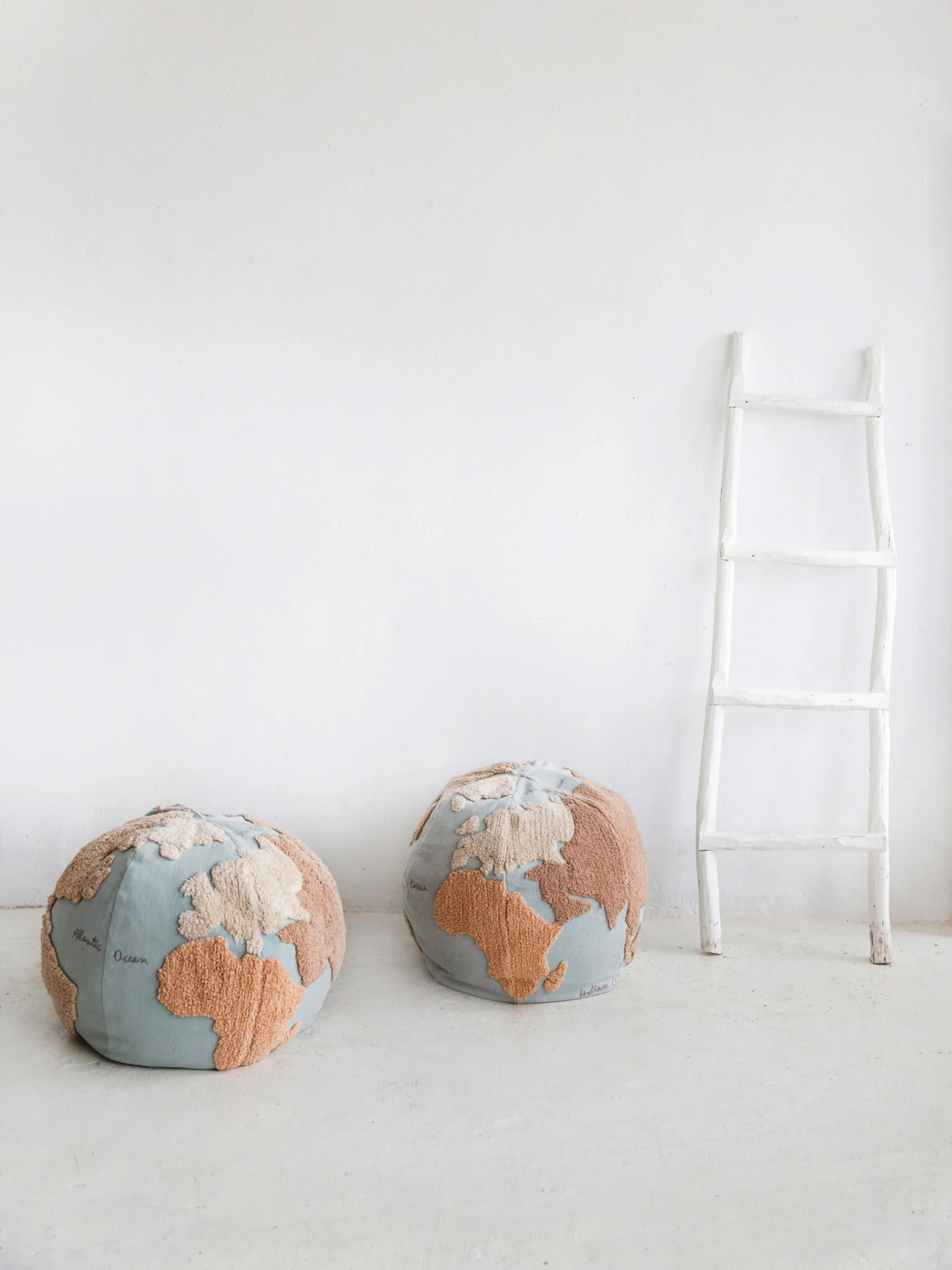 Handgefertigter Kinder-Pouf World Map