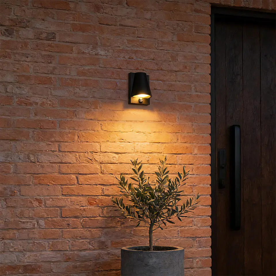 Qazqa wandlamp met bewegingssensor femke zwart gu10