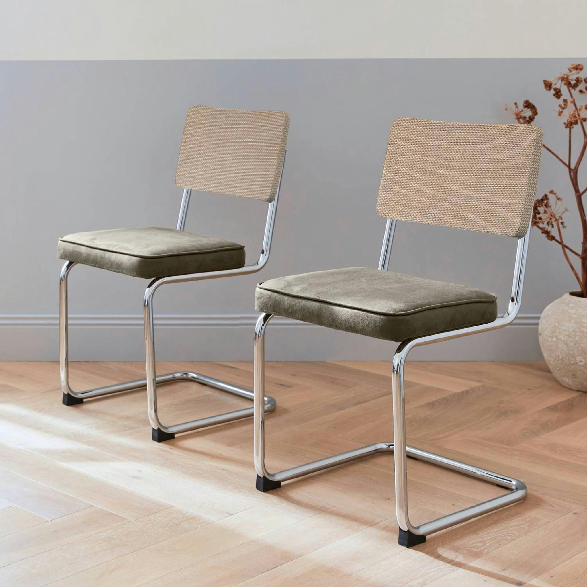 MAJA - 2 chaises cantilever, tissu kaki et résine