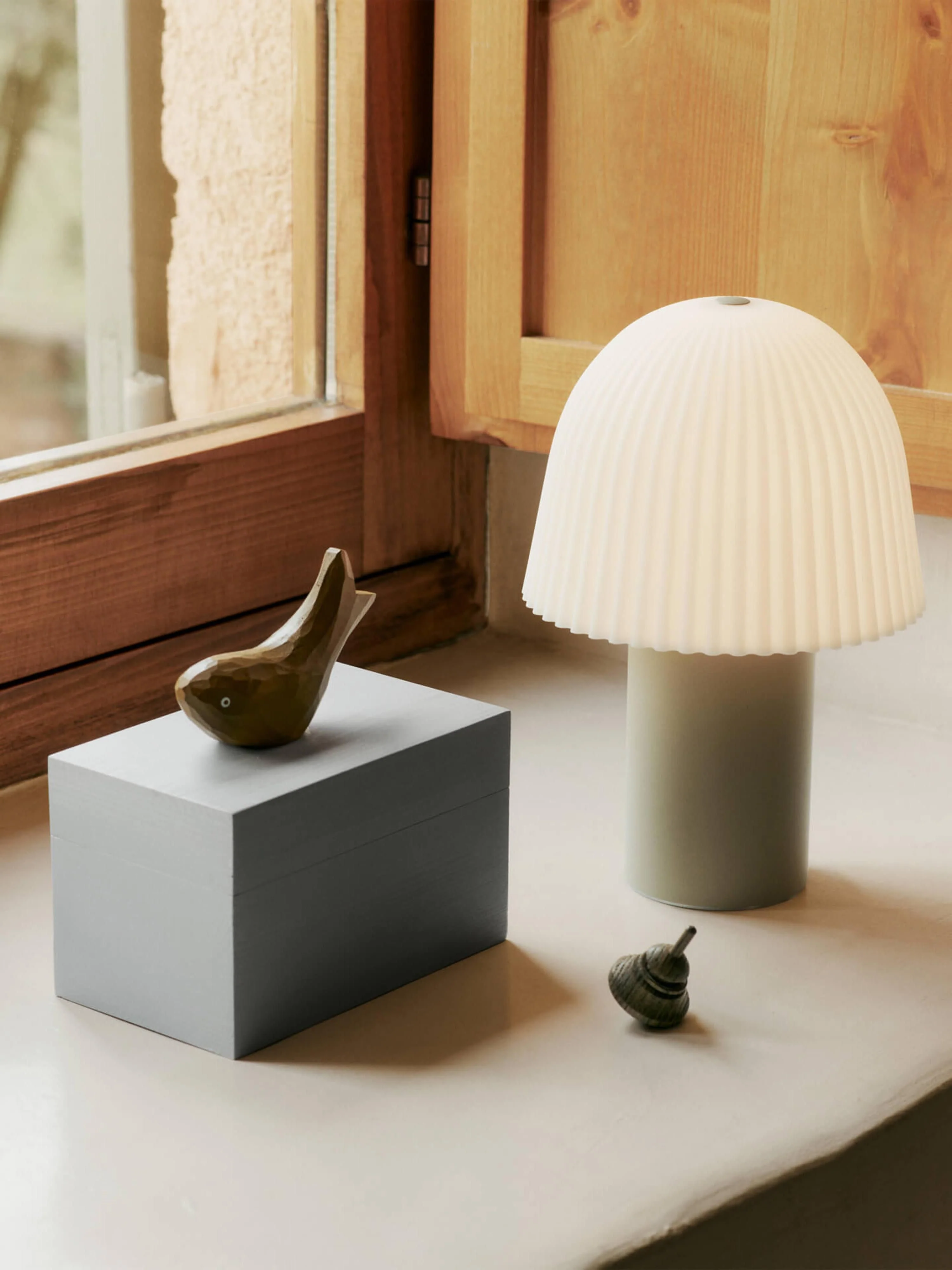 Kleine mobile LED-Tischlampe Frill, dimmbar