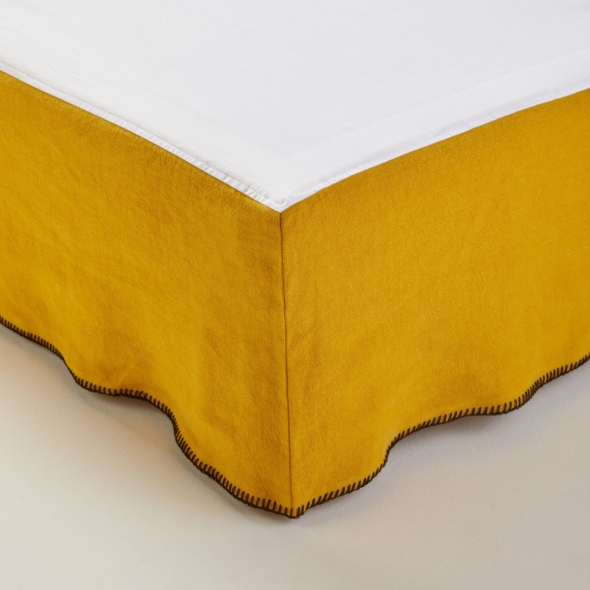 Madura Hoes voor boxspring Nino oker en zwarte slinger 140x200 cm