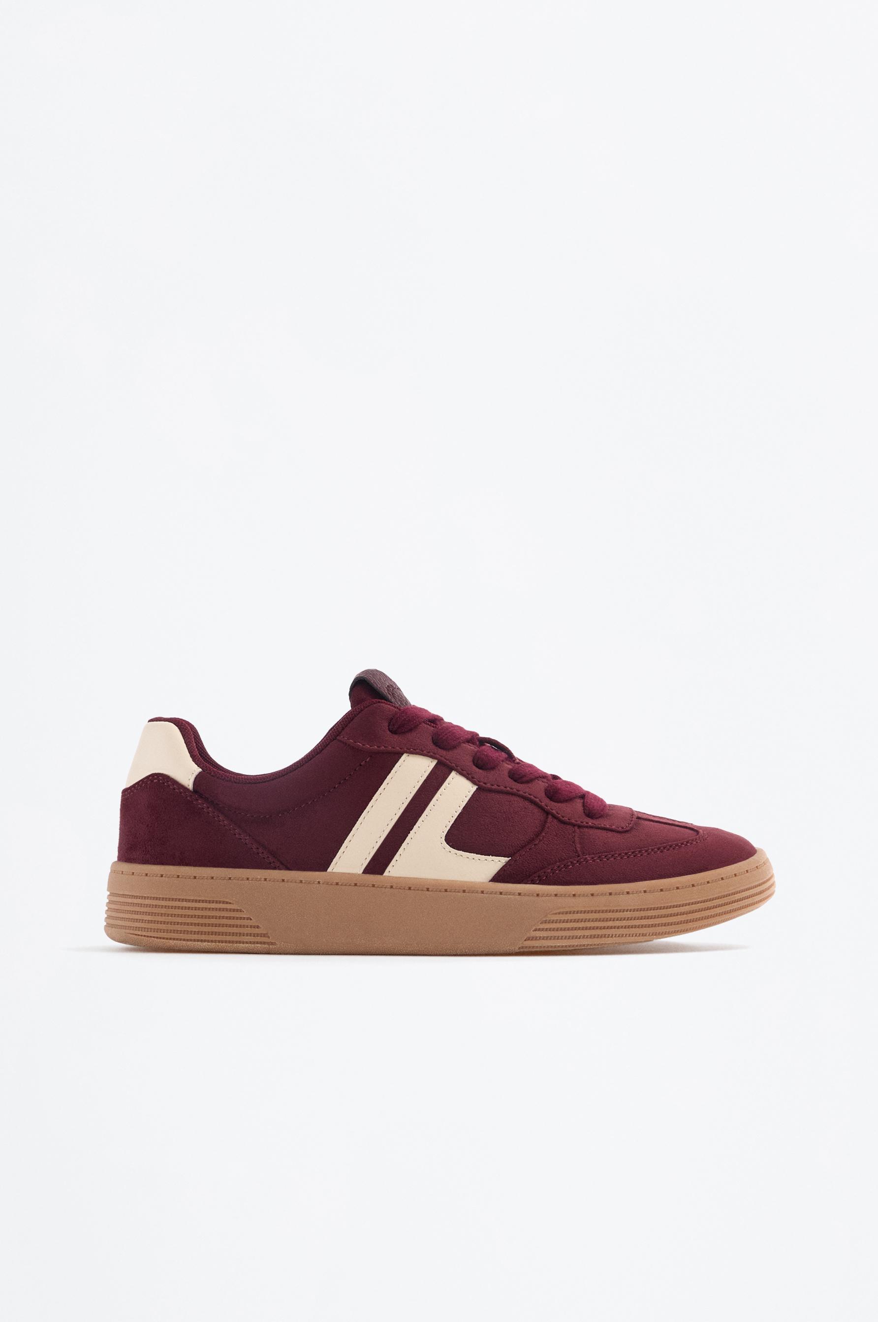 Zapatilla retro detalle