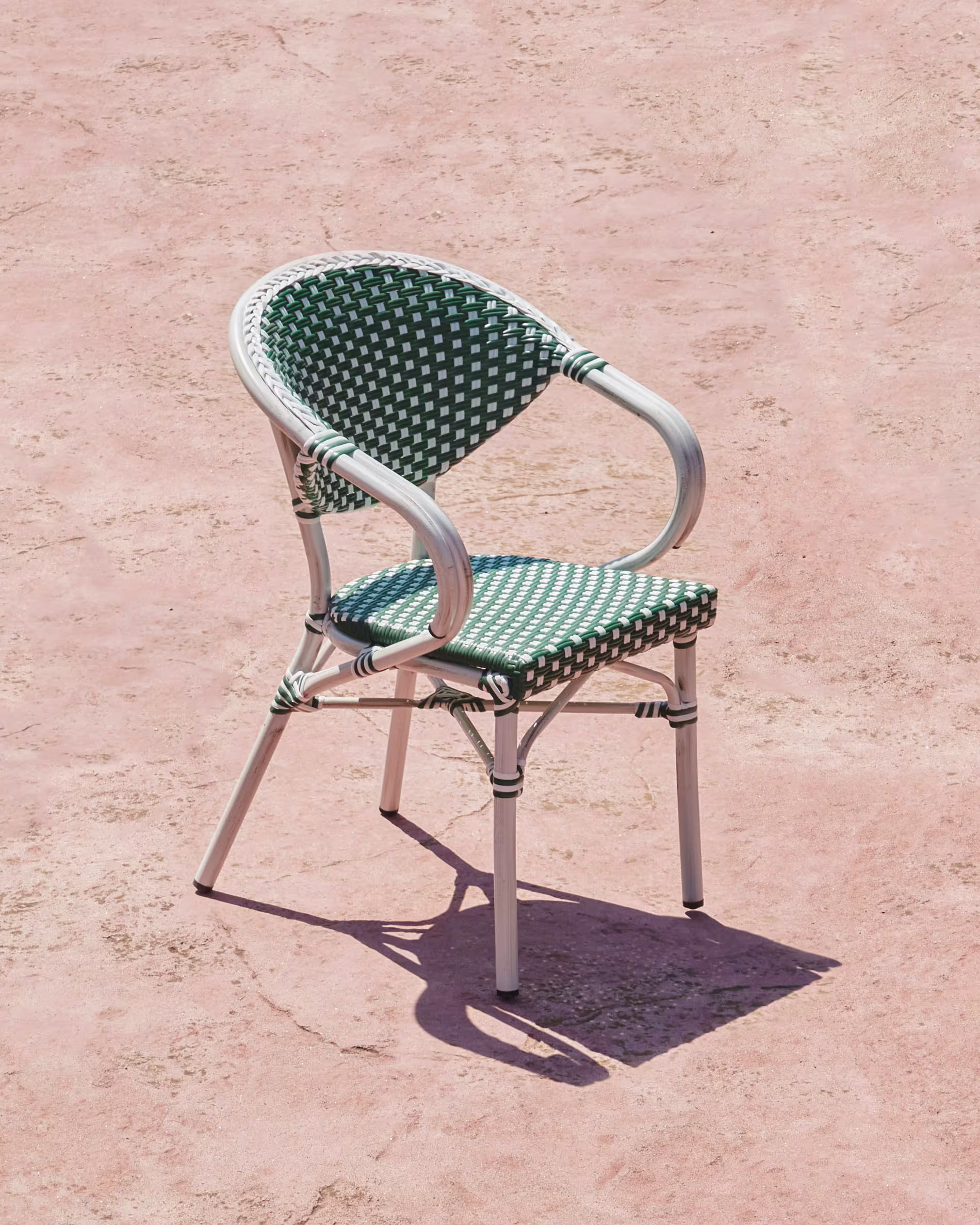 Silla exterior brazos bistro apilable Marilyn de aluminio y ratán sintético verde y blanco