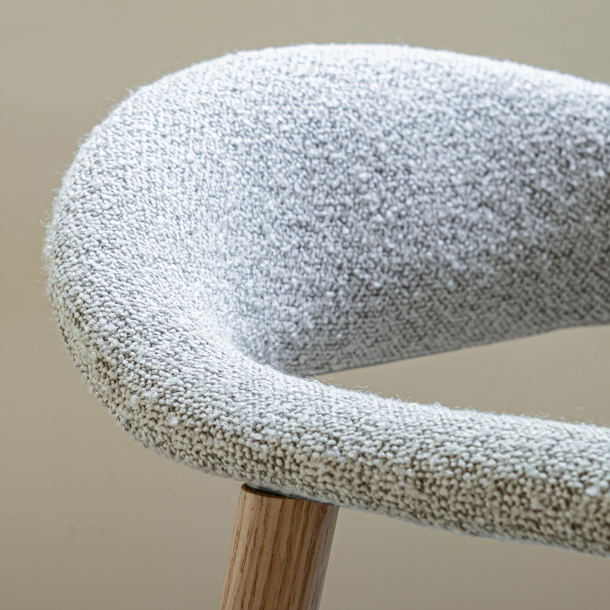 ADDI - Chaise de repas avec accoudoirs en bois et tissu - gris