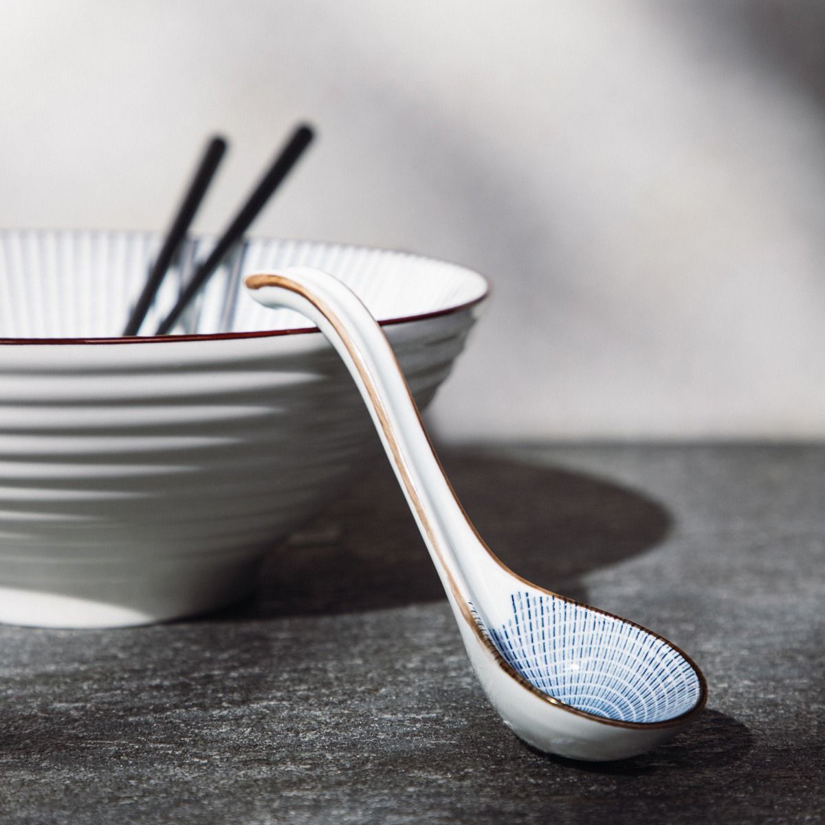 Łyżka do ramenu SALADO w paski z brązowym rantem 16,5 cm