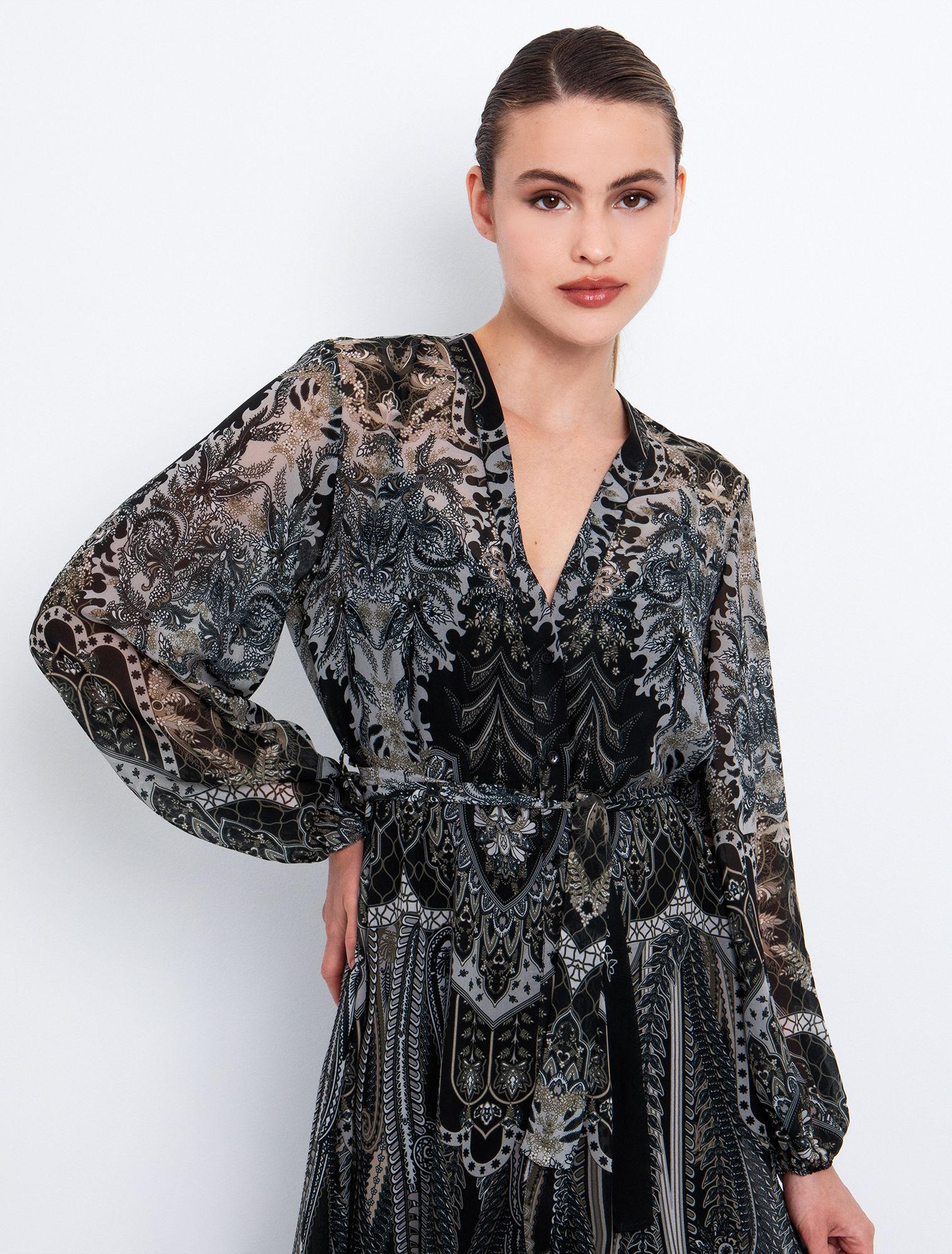 Σεμιζιέ φόρεμα εμπριμέ με ζώνη