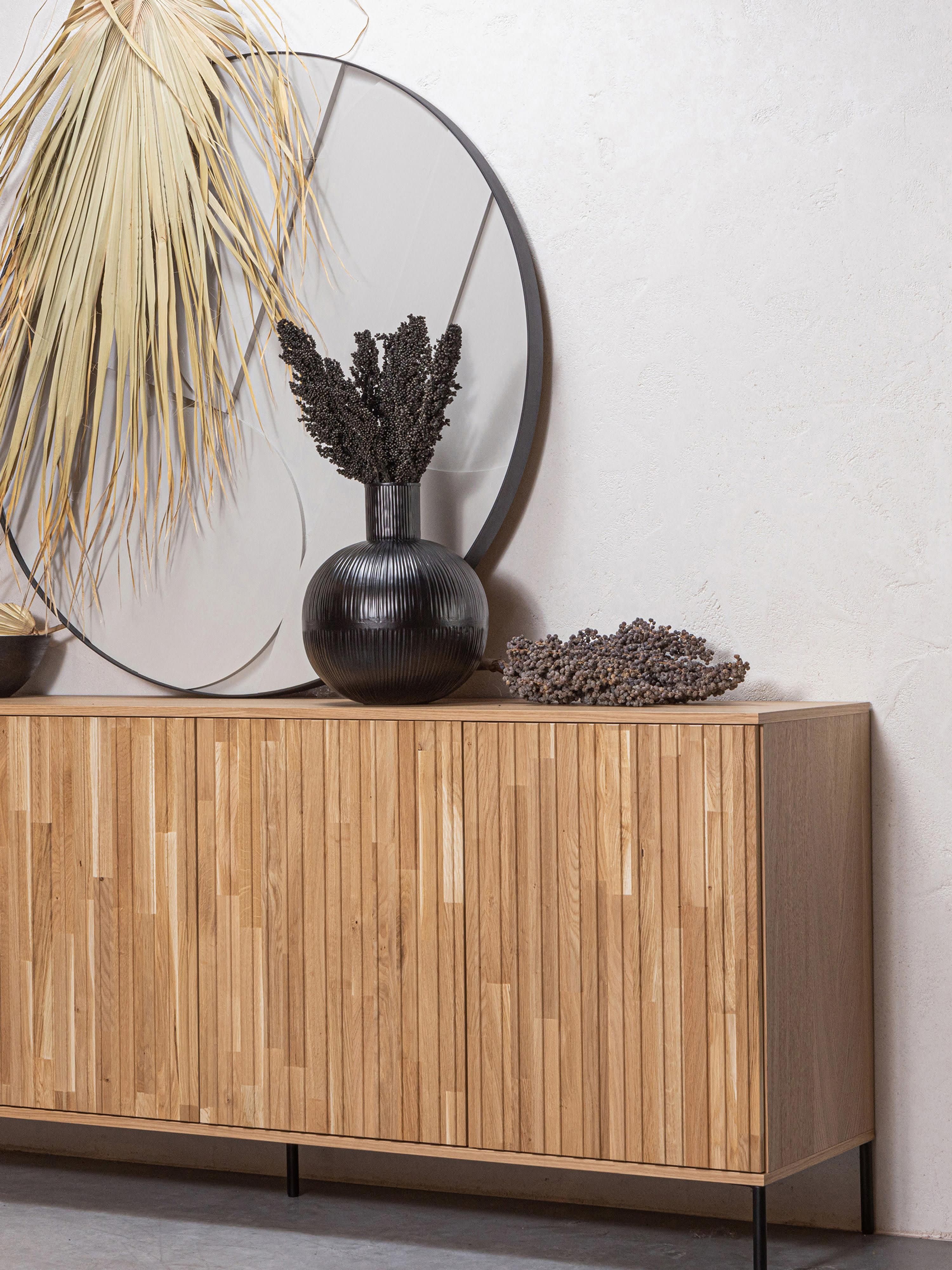Sideboard Avourio aus Eichenholz mit geriffelter Front