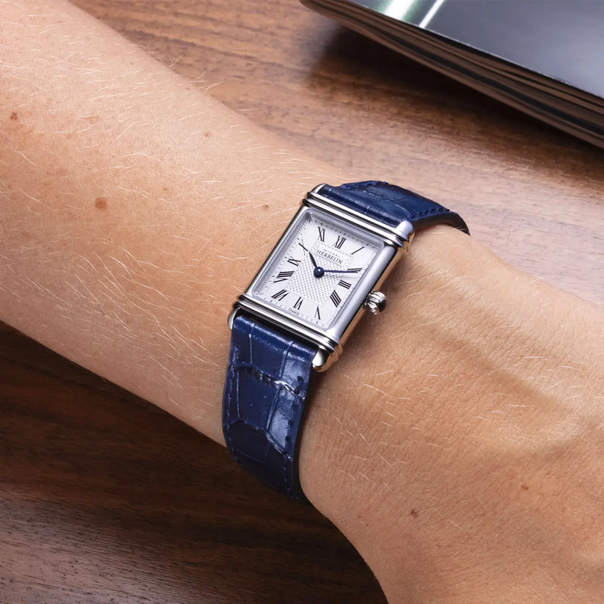 ART DÉCO – QUARTZ – ACIER & CUIR BLEU MARINE