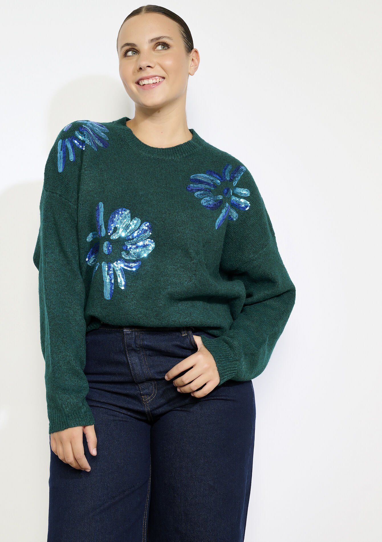 Gebreide trui met paillettenbloemen