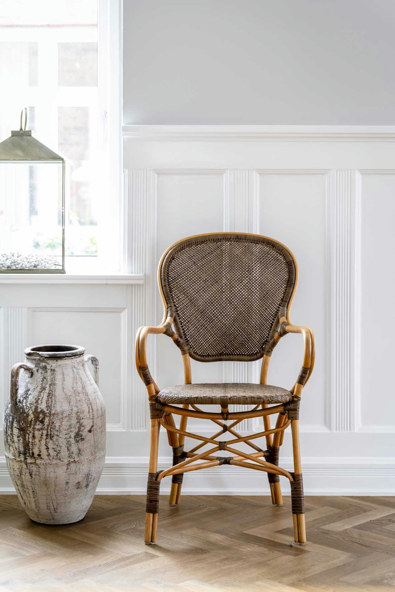 ROSSINI - Chaise repas empilable en rotin cherry