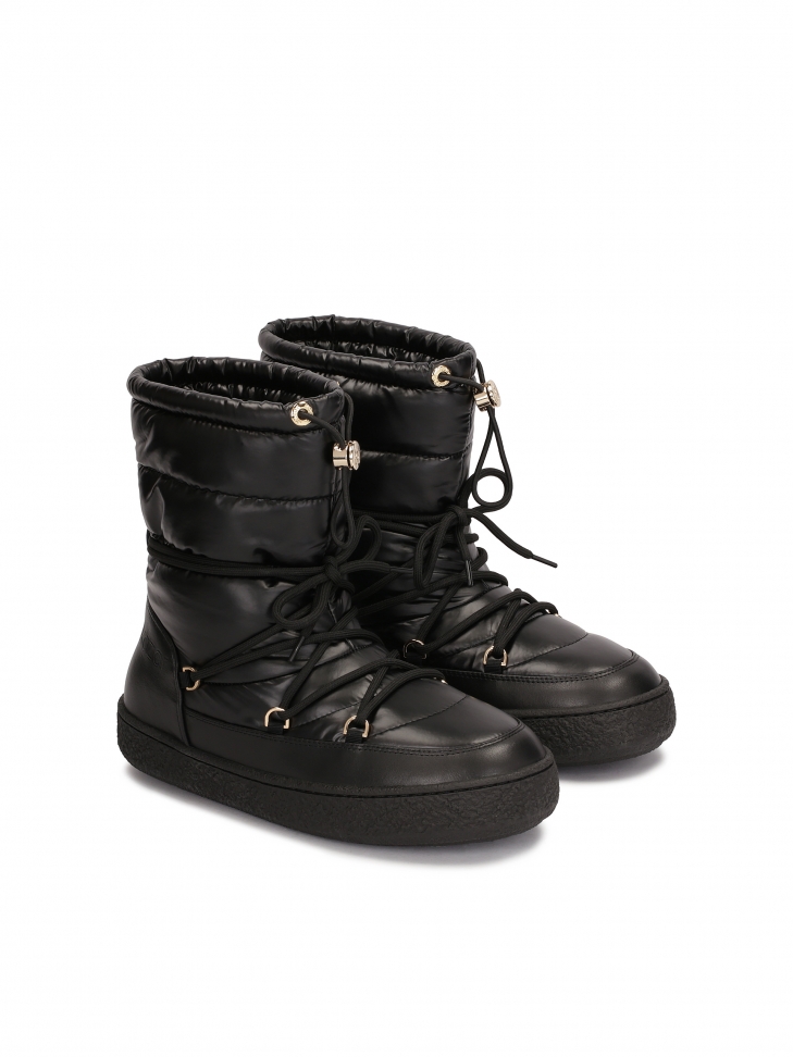 Black insulated snow boots made of combined materials