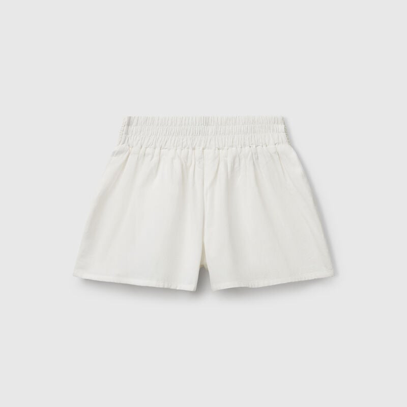 Shorts with macramé flowers