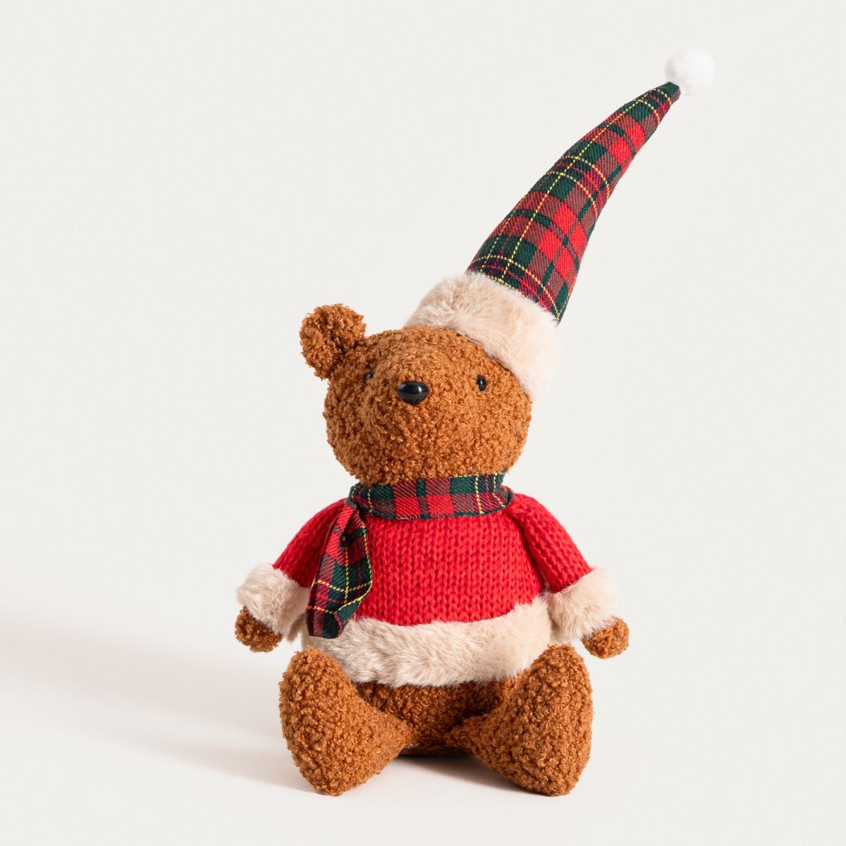 Skrzat TARTAN pan miś siedzący w sweterku w kratę 40 cm