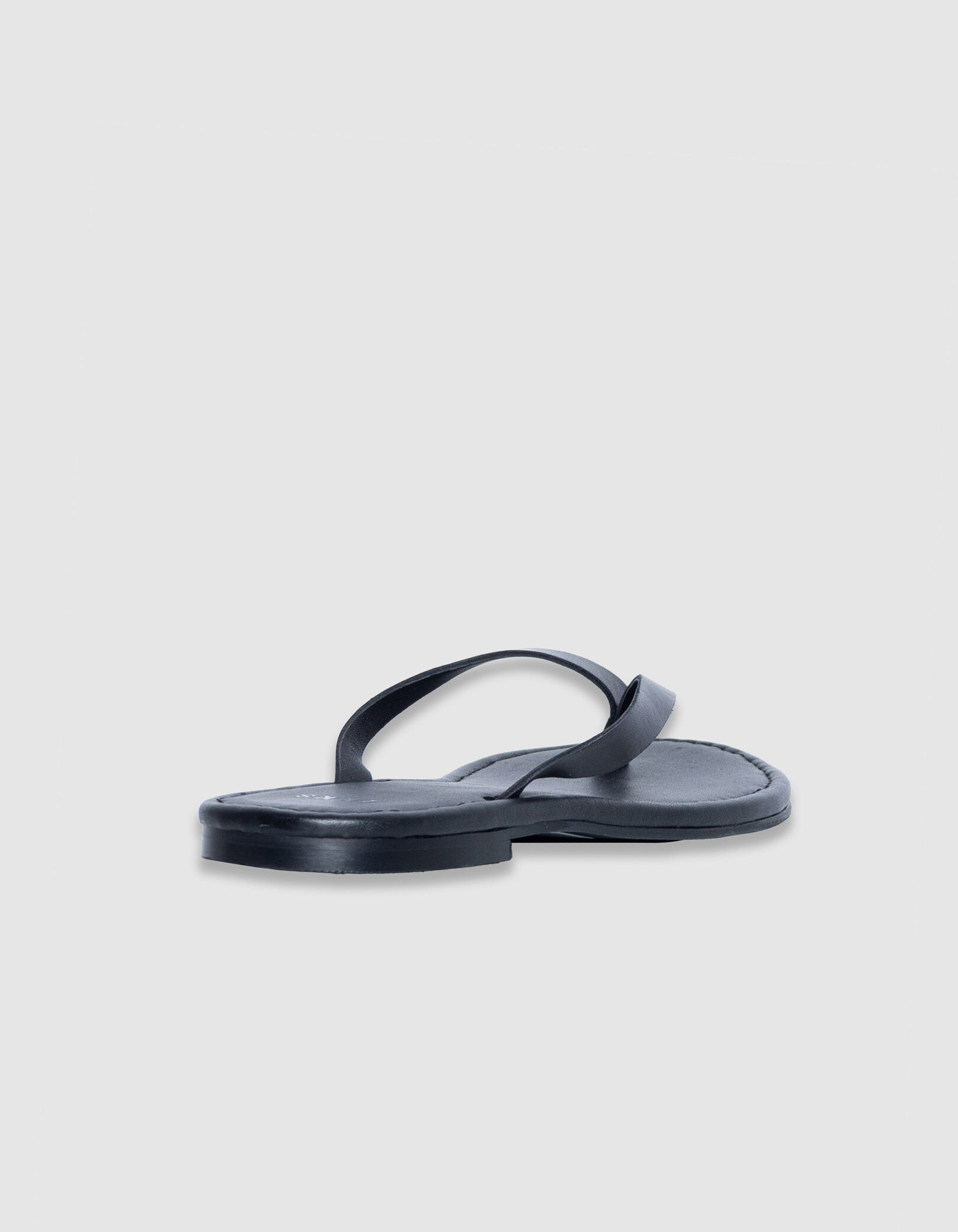 Tongs noires plates cuir Femme