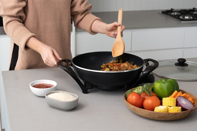 Large Electric Wok, Non-Stick, 5.4L Capacity, 240 C Max