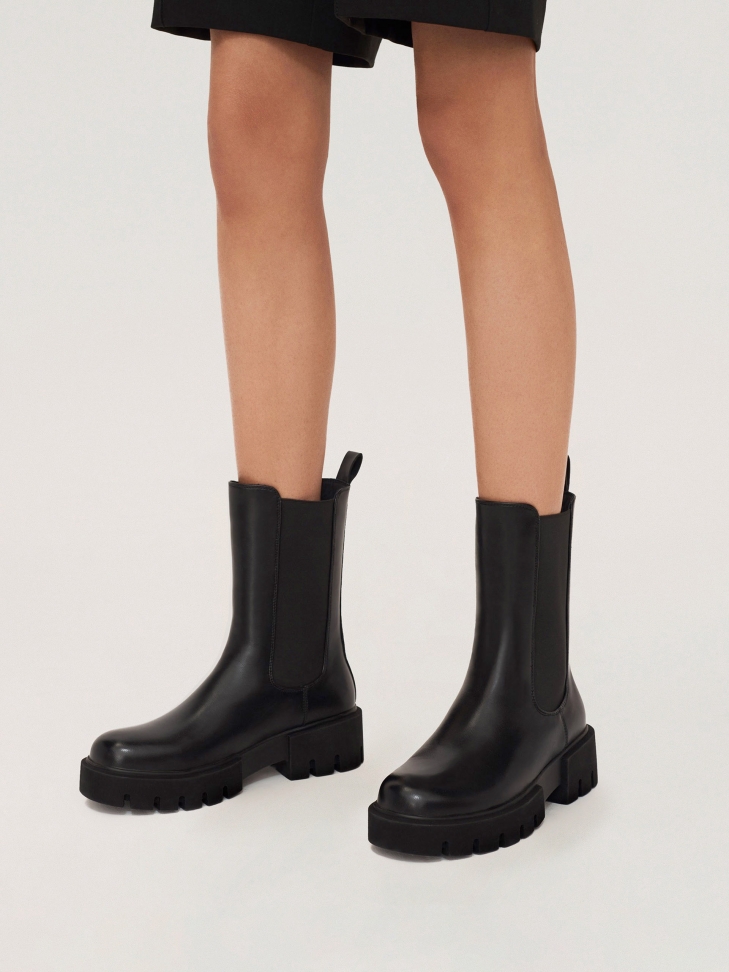 Chelsea boots with chunky sole and slip-on style upper