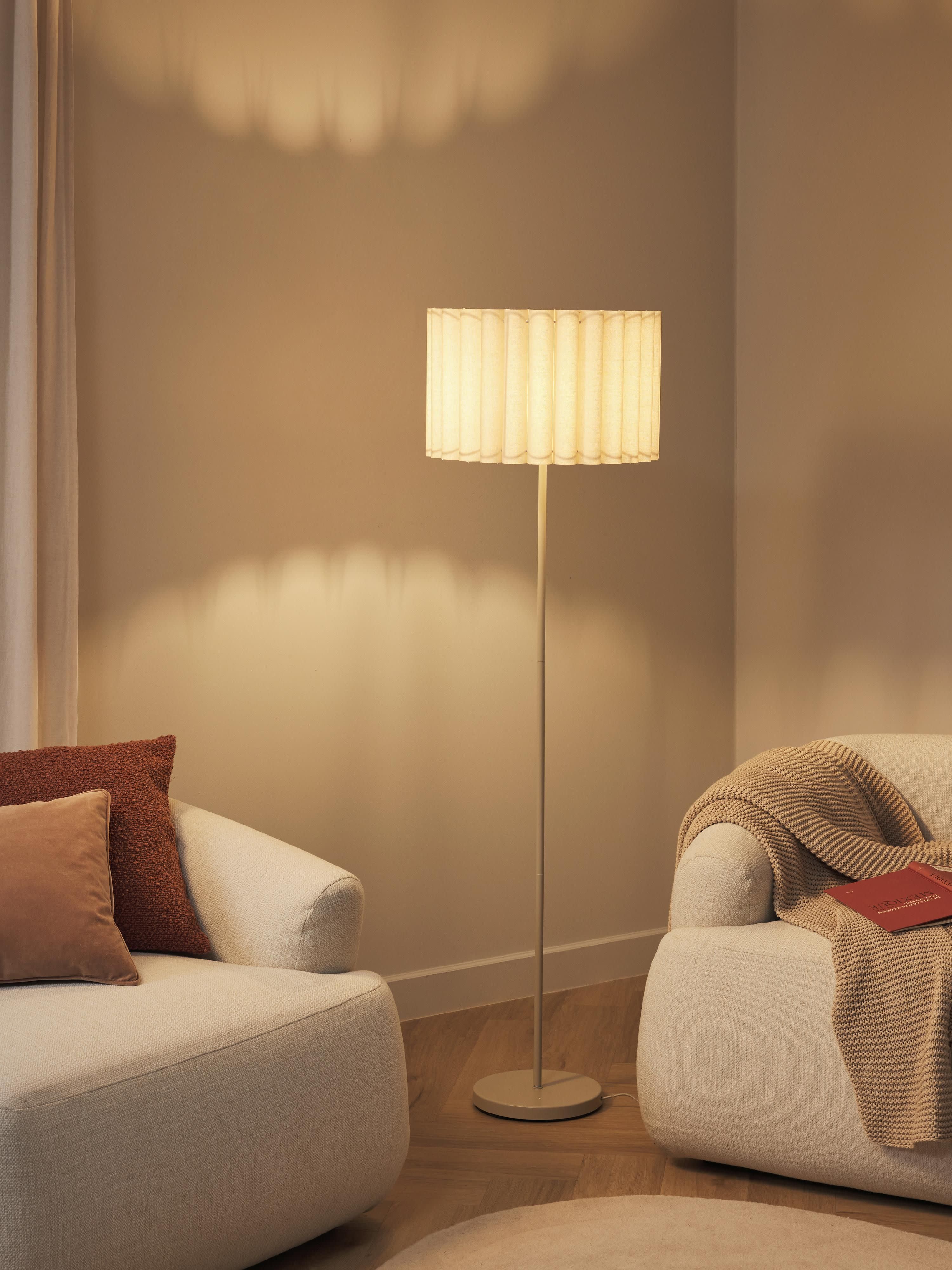 Stehlampe Lucina aus Leinen