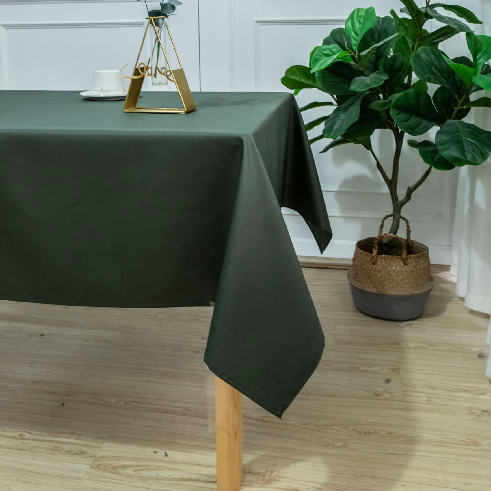 - Nappe carrée et enduite antitache polyester vert olive 180x180 cm