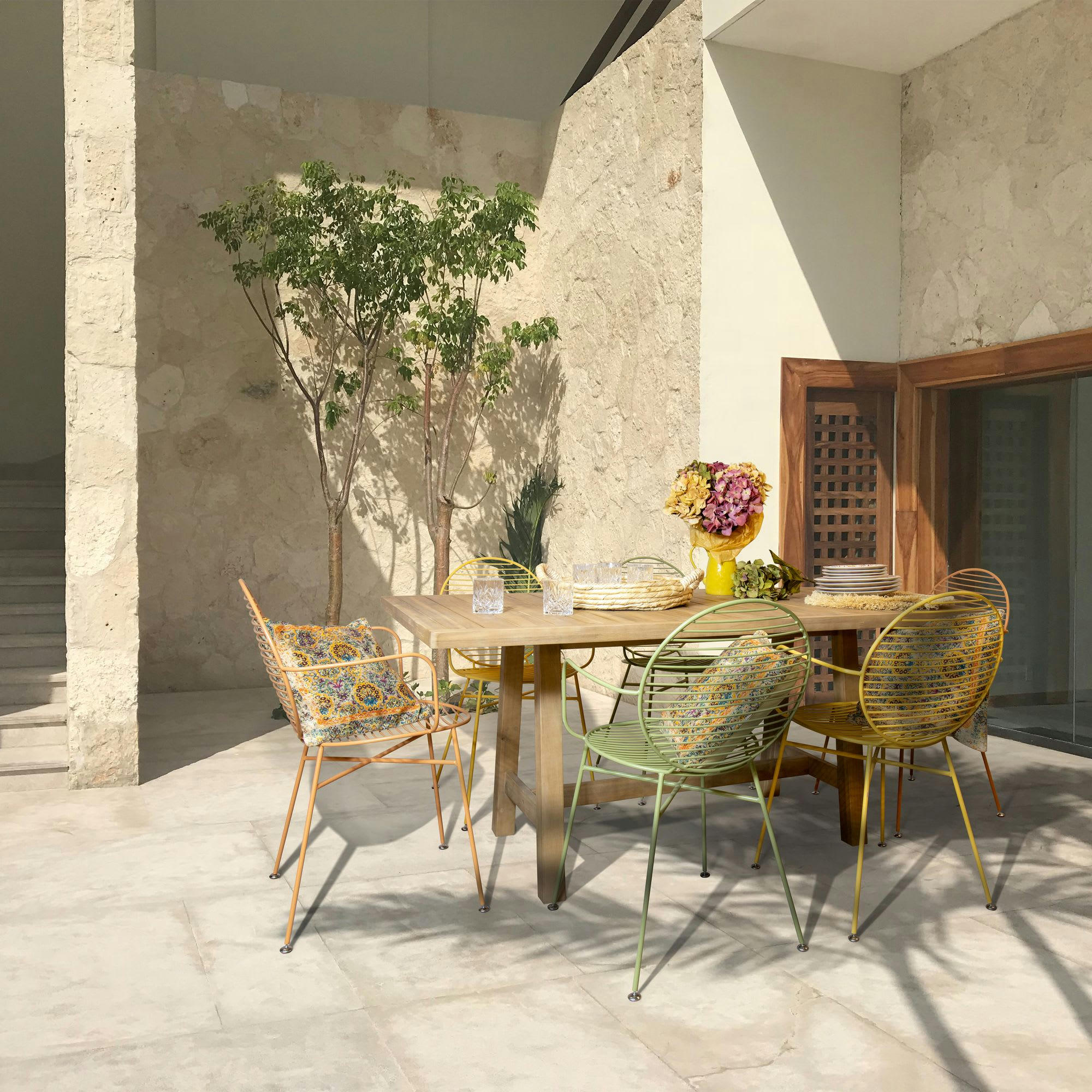 SAOMAD - Ensemble de jardin table en bois et chaises en métal coloré 6 places