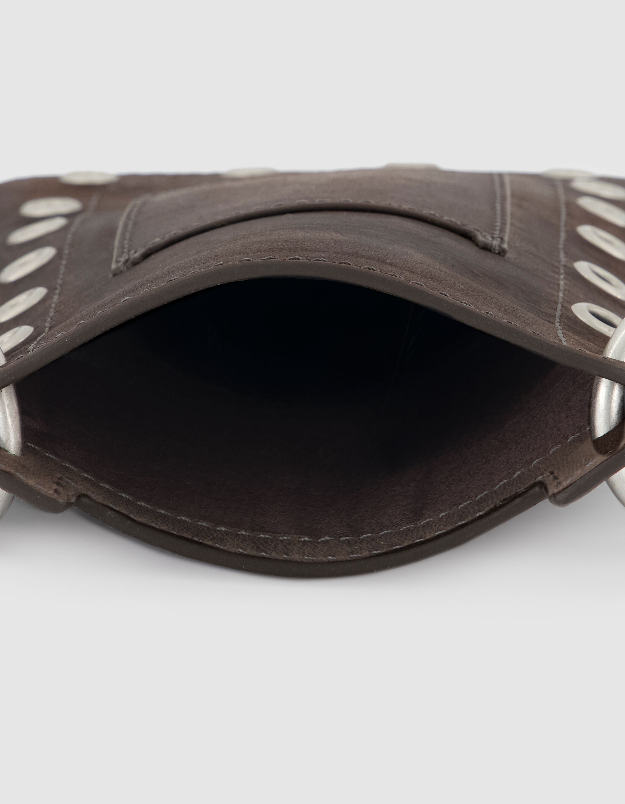 Pochette téléphone marron cuir œillets Femme