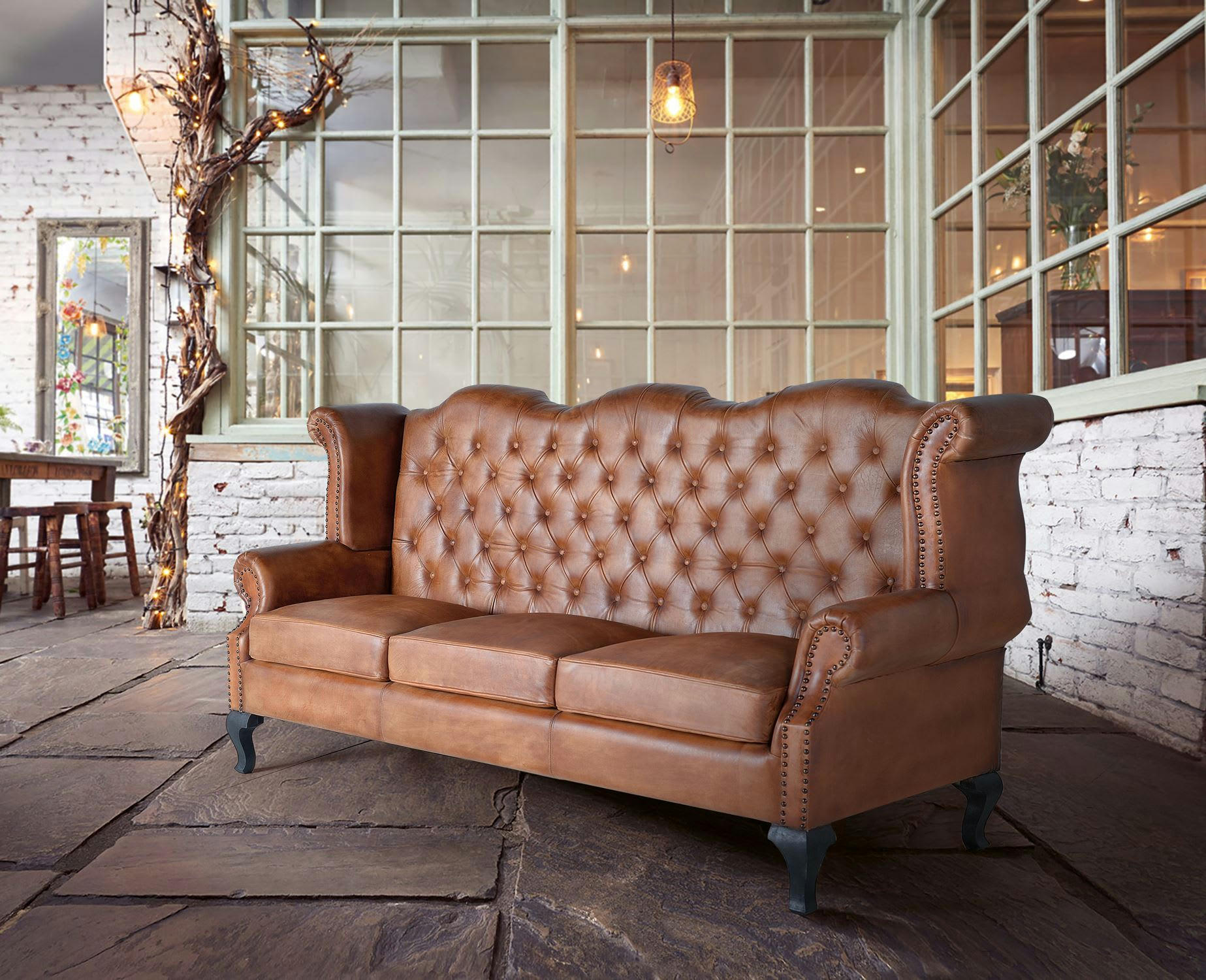 - Canapé rembourré en cuir naturel.