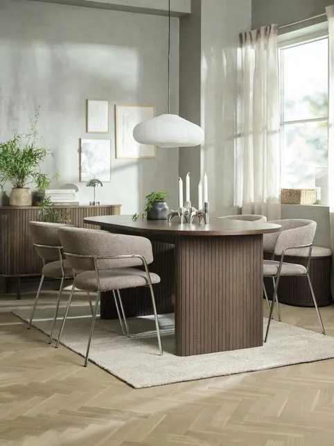 LYNGVIG L180/260 bord mørk eg + 4 RAMSING stole beige/krom
