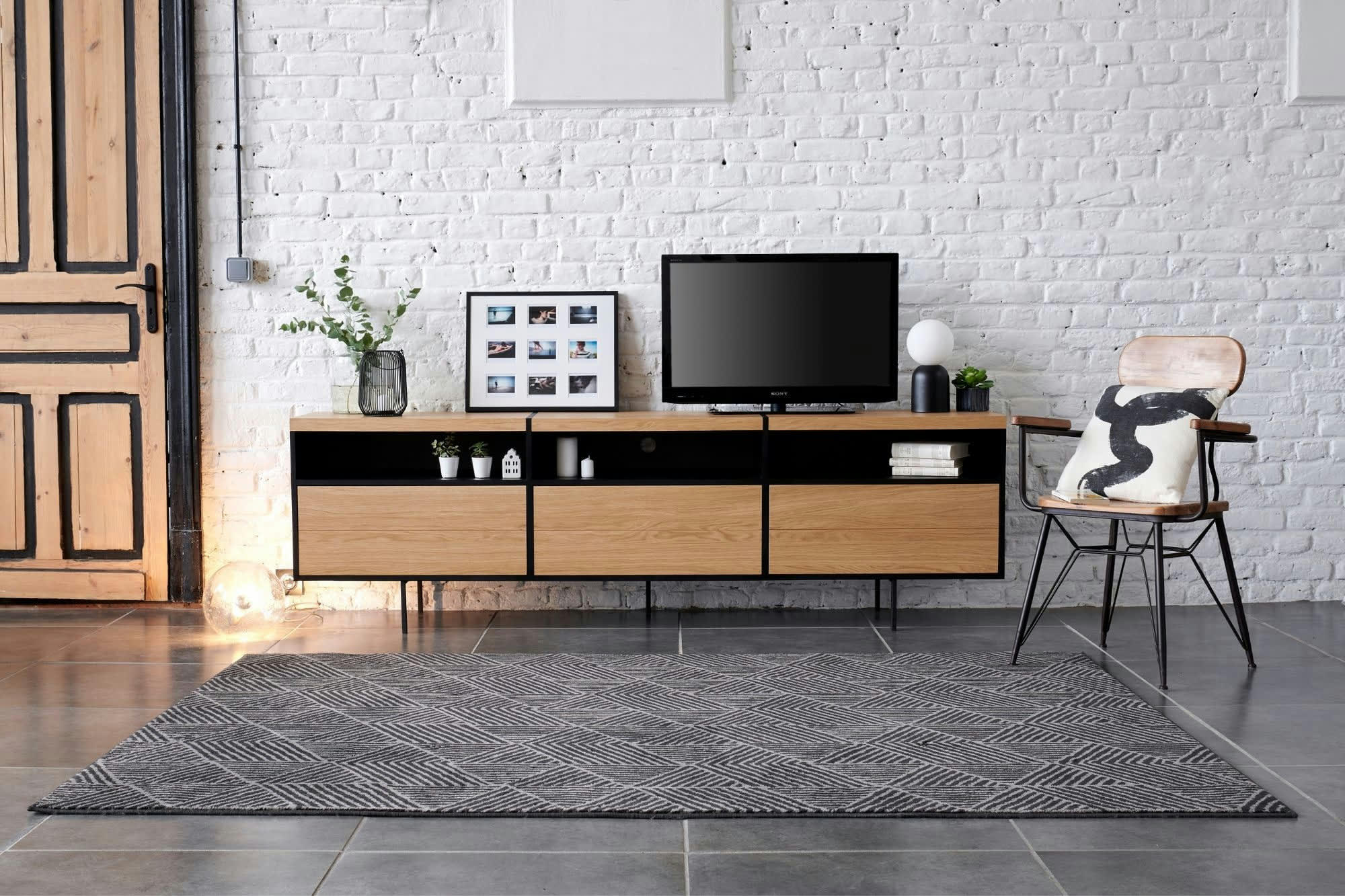 BRIGHTON - Meuble TV bas moderne en bois et métal 3 portes 3 niches L220