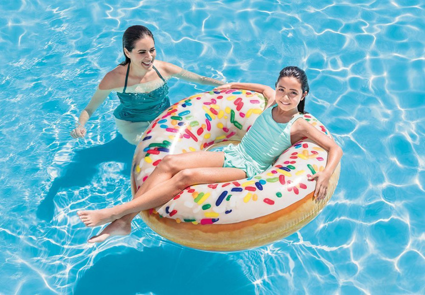 Dmuchane koło do pływania cukierkowy donut o średnicy 99 cm INTEX 56263