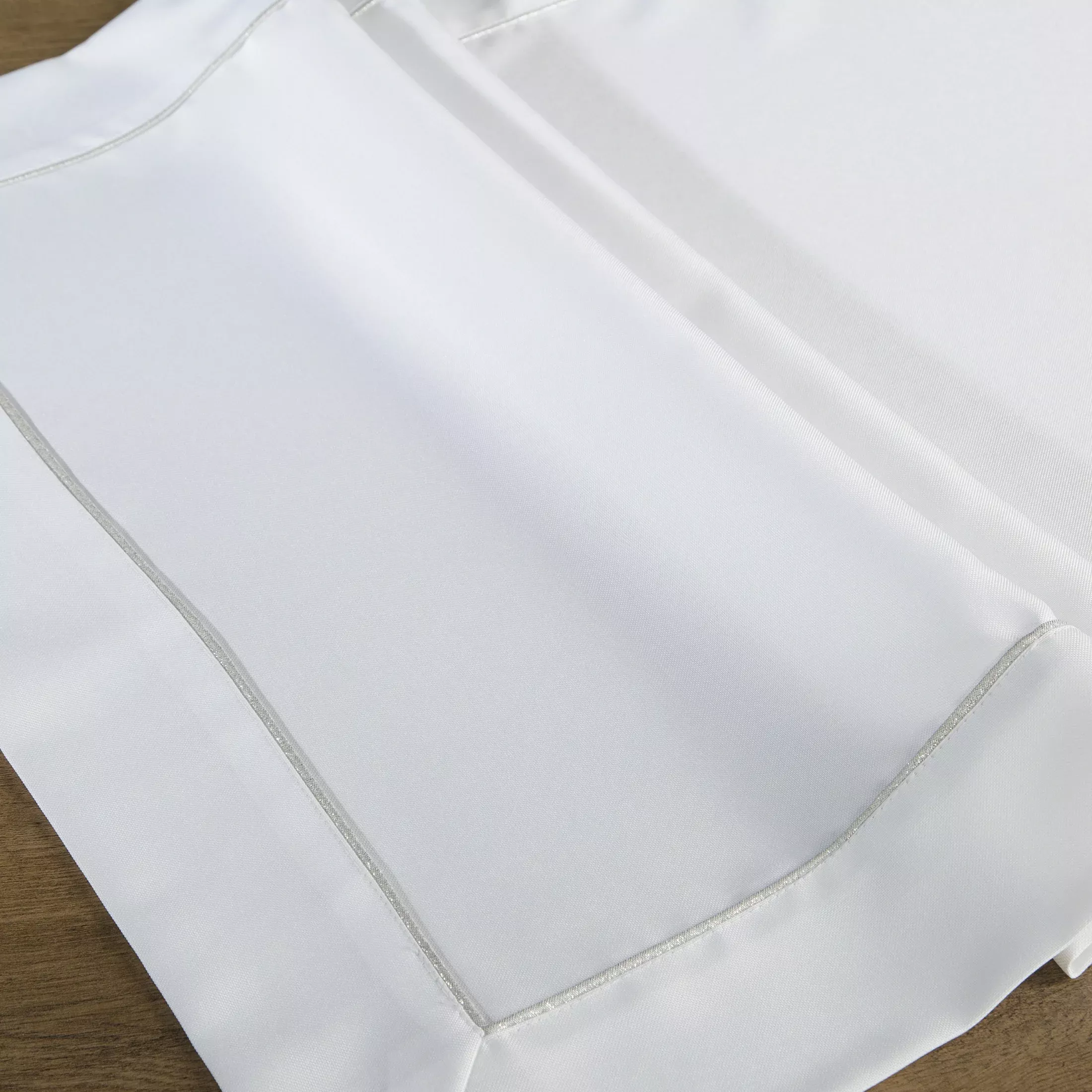 Bieżnik na stół biały 40x180 cm MADELE z delikatną srebrną wypustką