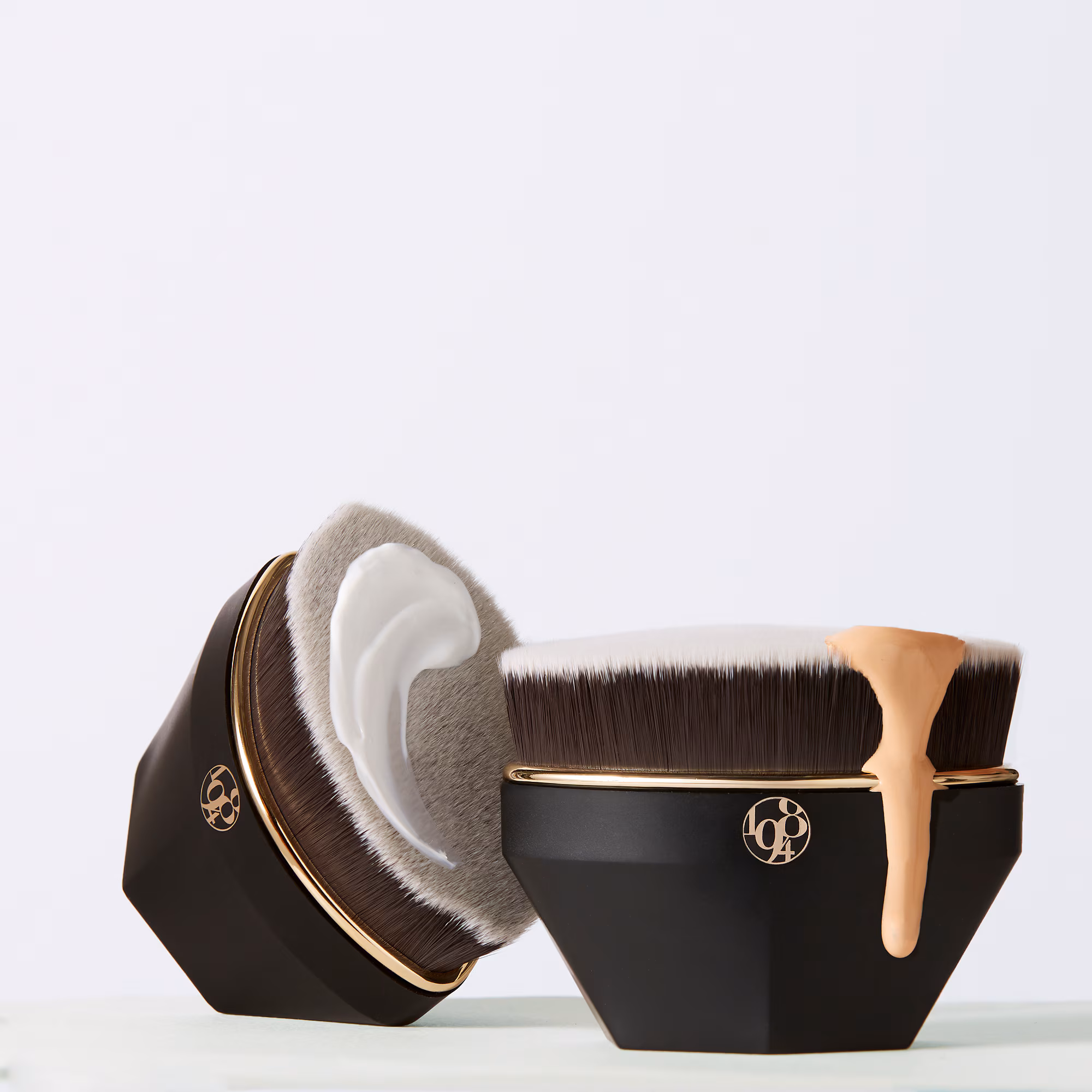 ACCESSOIRESLe pinceau soin & fond de teint -n°04