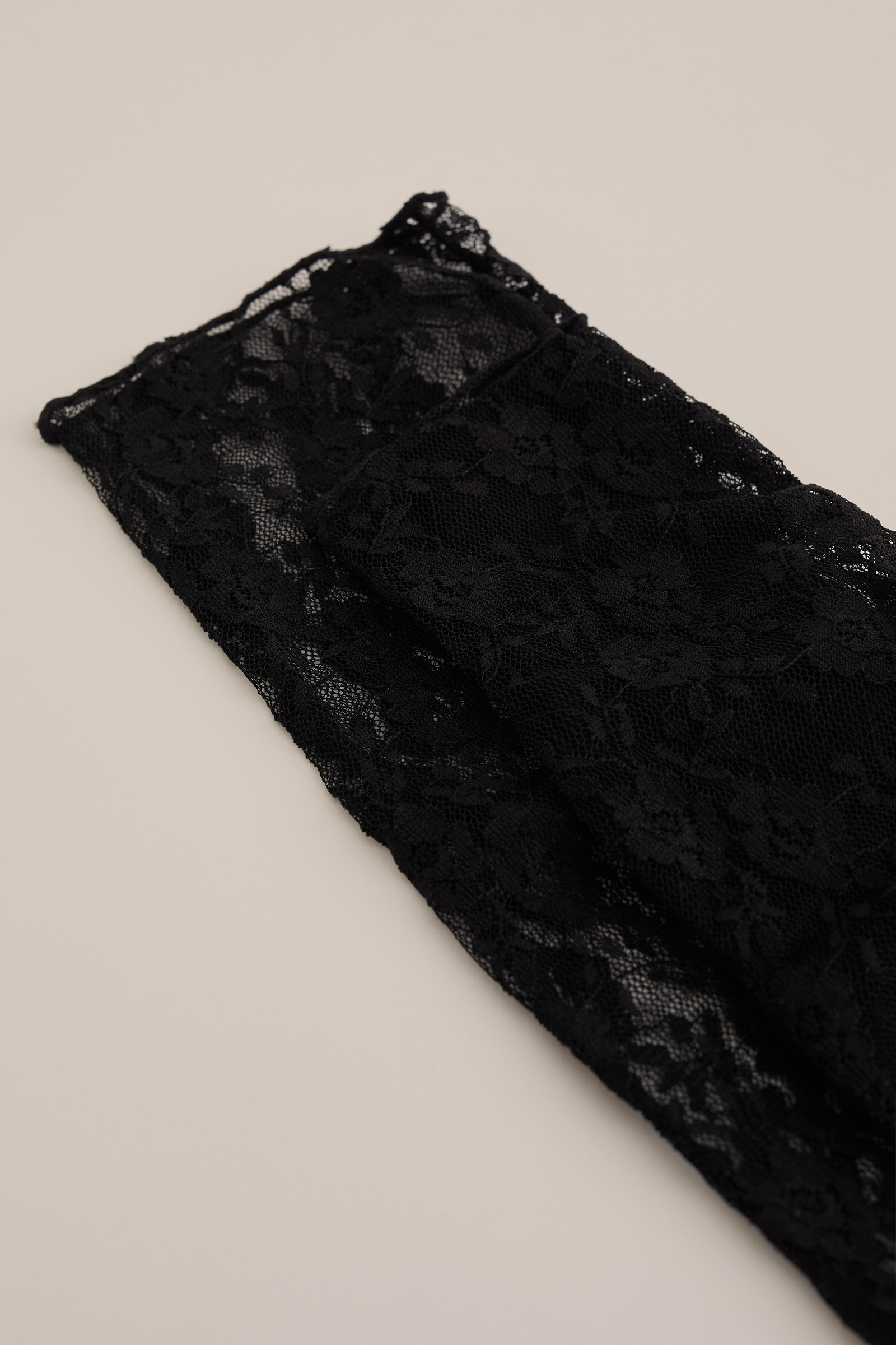 Dames sokken van fijn kant met een elegant bloemenpatroon.