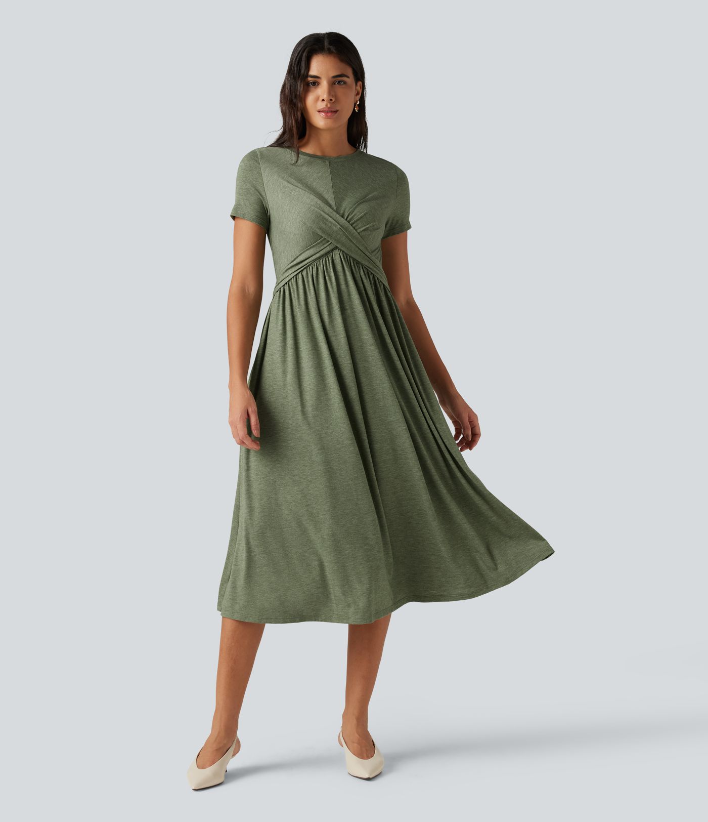 Robe midi fluide coupe trapèze à encolure arrondie et manches courtes avec poches
