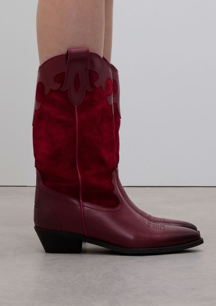 Rode leren cowboylaarzen met sierstiksels